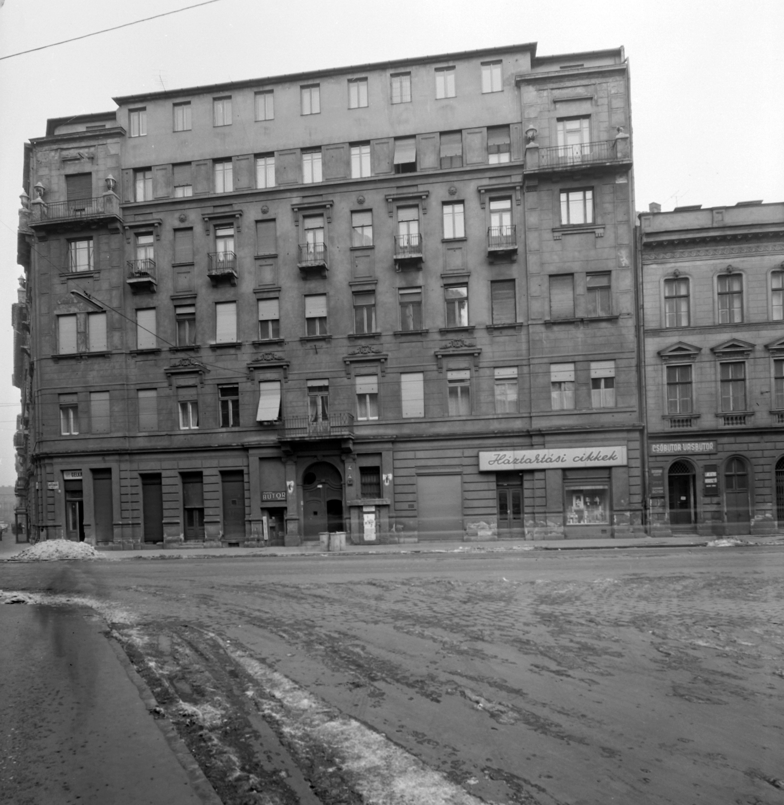 Hungary, Budapest VIII., Népszínház utca 24. az Auróra utcából nézve, balra a Kiss József utca torkolata., 1968, Építésügyi Dokumentációs és Információs Központ, VÁTI, sign-board, street view, furniture shop, hardware store, Budapest, Fortepan #28615