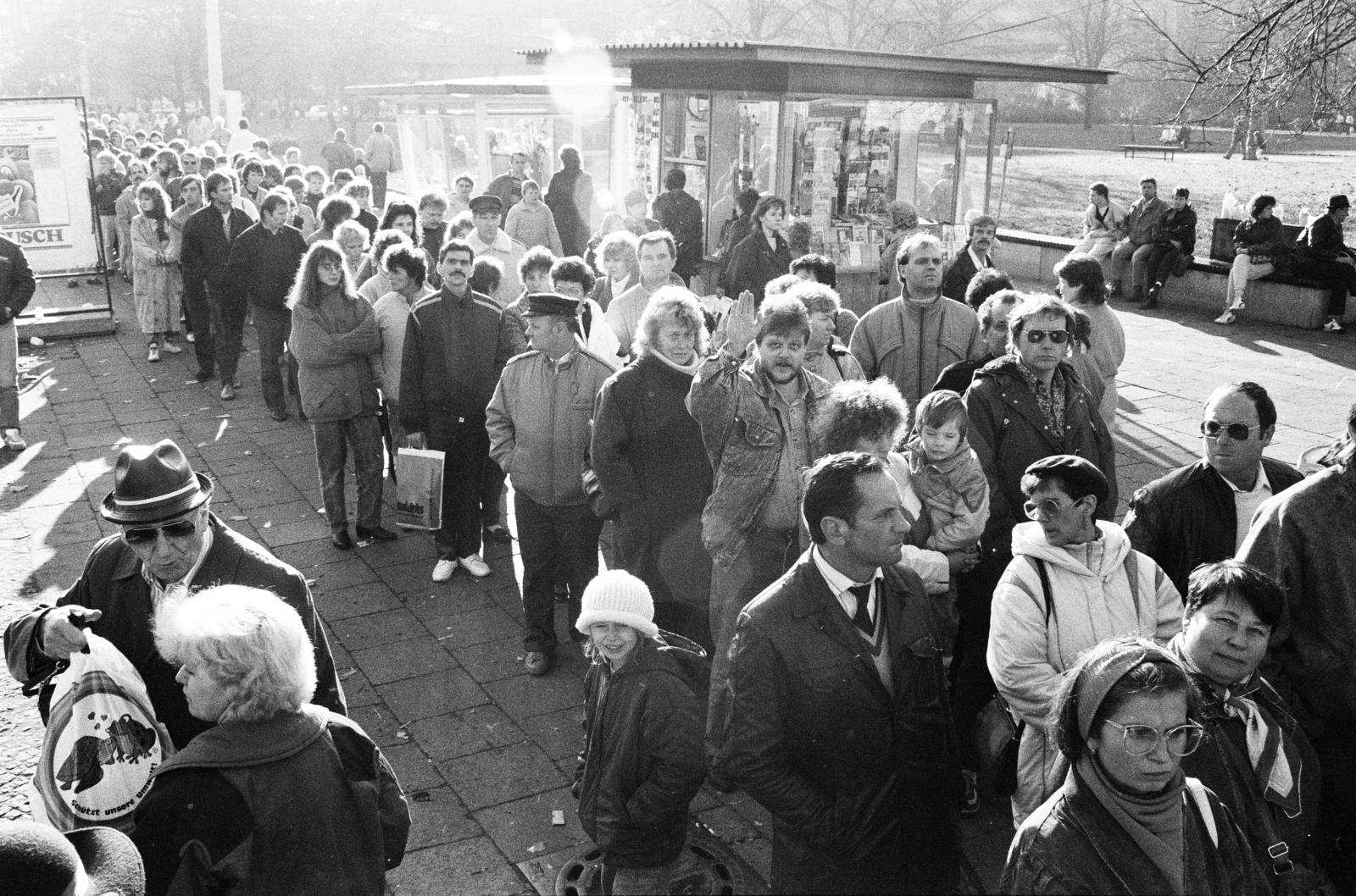 Németország, Berlin, Kelet-Berlin, Friedrichstraße a Georgenstraße sarkánál, a Friedrichstraße pályaudvarnál. A képen kelet-német állampolgárok állnak sorba, hogy Nyugat-Berlinbe utazhassanak., 1989, Horváth Péter, Fortepan #286150