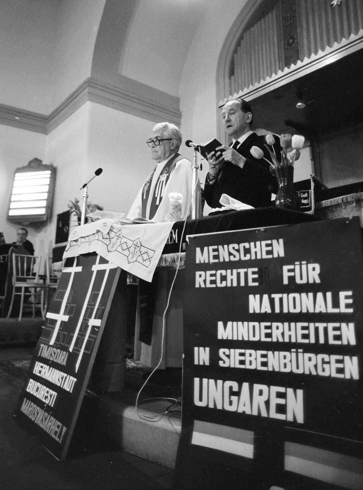 Hungary, Budapest III., Vörösmarty utca 2., a Budapest-Csillaghegyi Református Egyházközség temploma. Balra Bulányi György piarista szerzetes, tanár, a Bokor katolikus bázisközösség vezetője. A Megbékélés Közösségének 24 órás böjtje és virrasztása az erdélyi magyarság jogegyenlőségéért, a magyar - román történelmi kiegyezésért., 1990, Horváth Péter, Budapest, Fortepan #286162