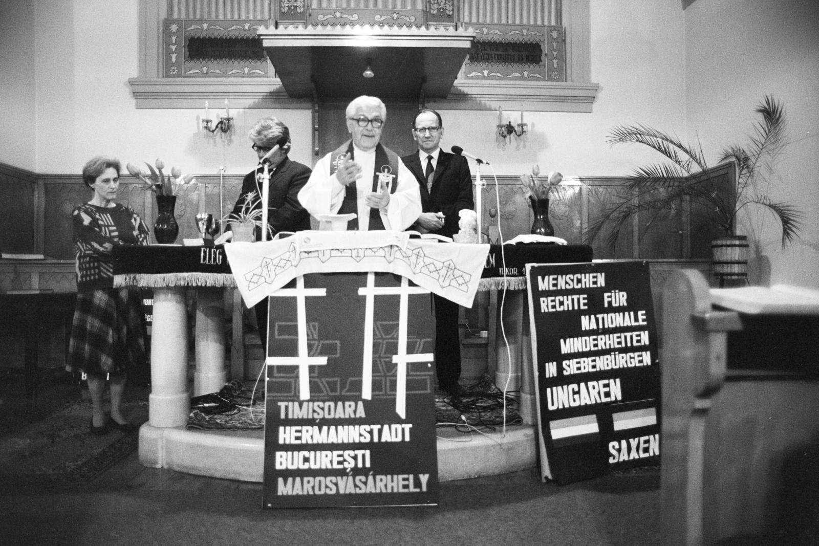 Hungary, Budapest III., Vörösmarty utca 2., a Budapest-Csillaghegyi Református Egyházközség temploma. Előtérben középen Bulányi György piarista szerzetes, tanár, a Bokor katolikus bázisközösség vezetője. A Megbékélés Közösségének 24 órás böjtje és virrasztása az erdélyi magyarság jogegyenlőségéért, a magyar - román történelmi kiegyezésért., 1990, Horváth Péter, Budapest, Fortepan #286164