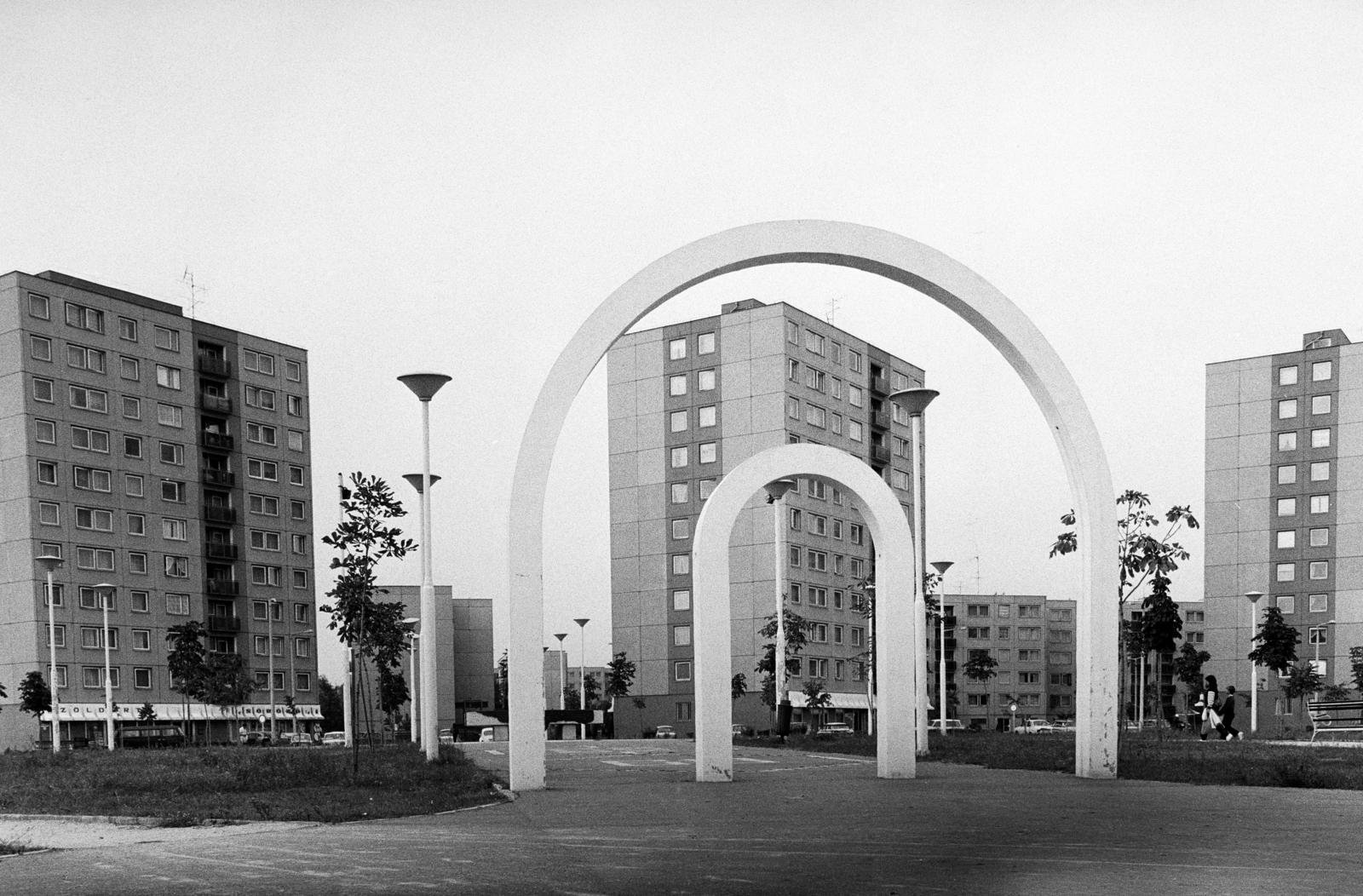 Hungary, Kecskemét, Széchenyiváros, Aradi vértanúk tere, a felvétel az Akadémia körút közelében készült. A bal oldali oszlop takarásában a Széchenyi István-szobor kompozíciójának részlete látható., 1987, Horváth Péter, blocks, Fortepan #286175