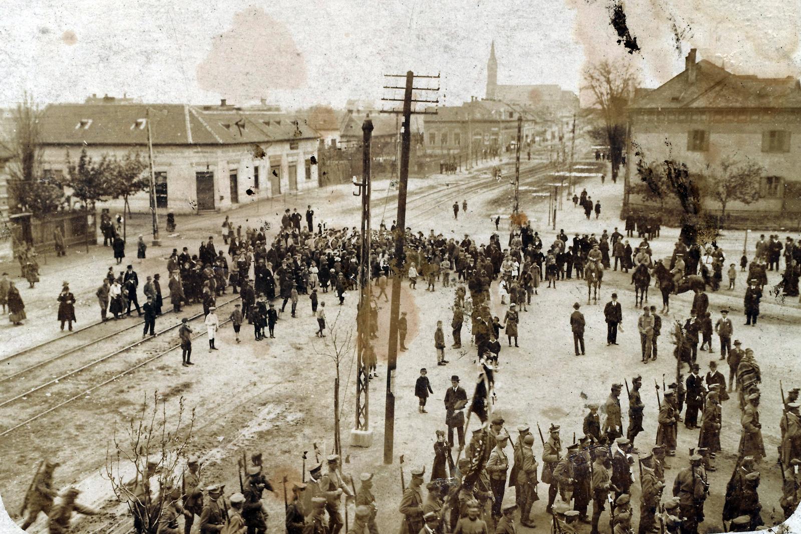 Hungary, Budapest XIX., Ady Endre út (Sárkány utca), kilátás a rendőrlaktanya (később rendőrkapitányság) épületéből a Templom tér, a Nagyboldogasszony-templom felé., 1919, Jurányi Attila, church, military, rails, Budapest, Fortepan #286185