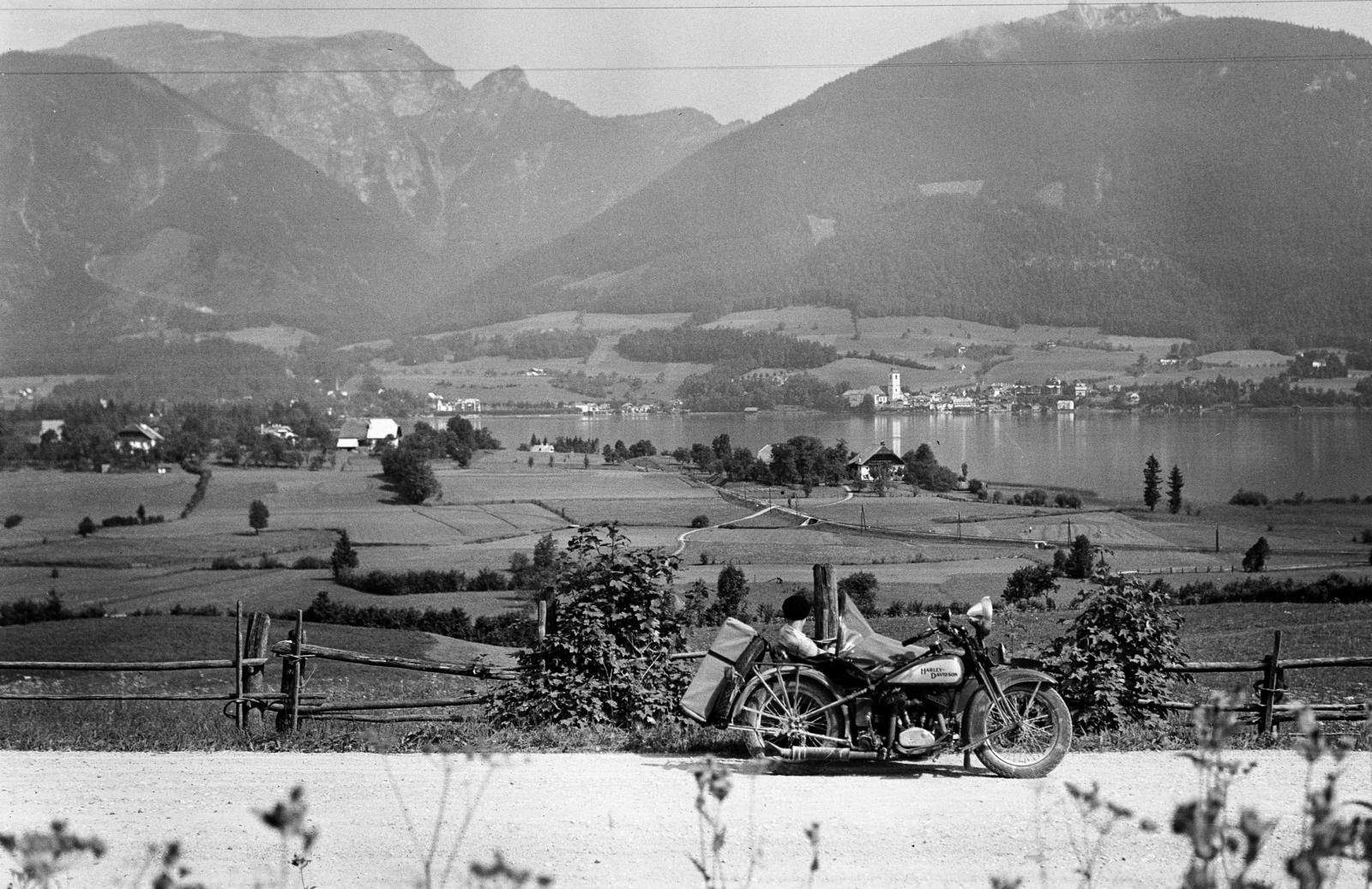 Austria, Östereichische Romantikstrasse (158-as országút), háttérben a Wolfgangsee és annak túlpartján kissé jobbra Sankt Wolfgang im Salzkammergut és ott a Szt. Wolfgang-templom., 1929, Kieselbach Tamás, Harley-Davidson-brand, Fortepan #286190