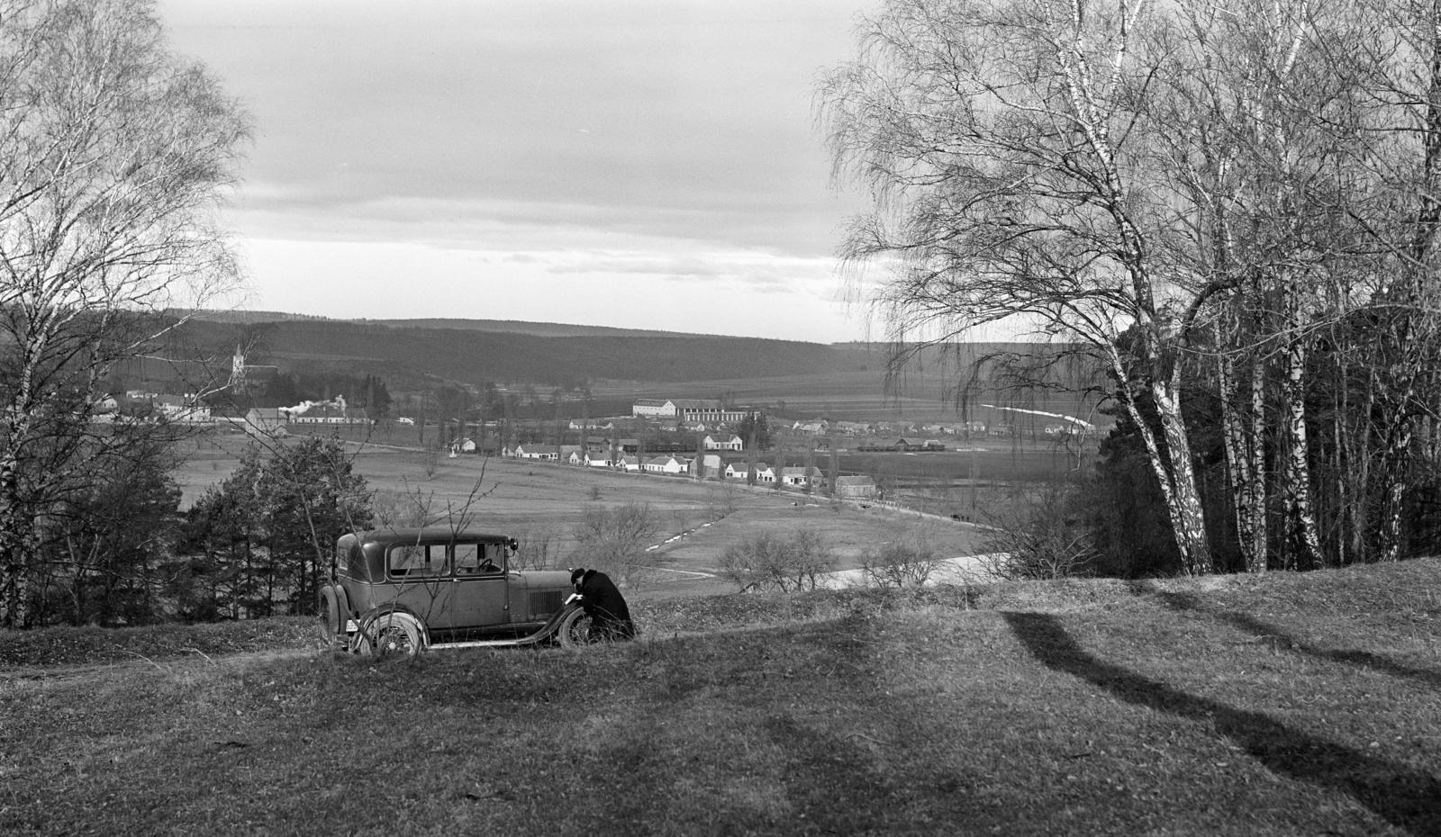 Hungary, Bak, a község látképe kelet felől, balra a Paulai Szent Ferenc-templom., 1929, Kieselbach Tamás, automobile, Fortepan #286197