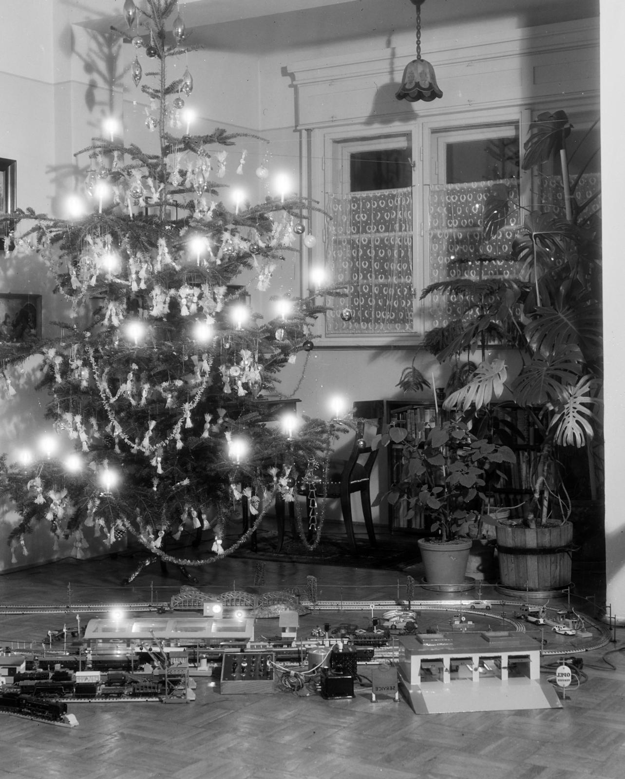 Hungary, Budapest II., a felvétel a Riadó utca 2/a szám alatti villában karácsonykor készült., 1935, Kieselbach Tamás, christmas tree, indoor plants, toy, model train, Budapest, Fortepan #286200