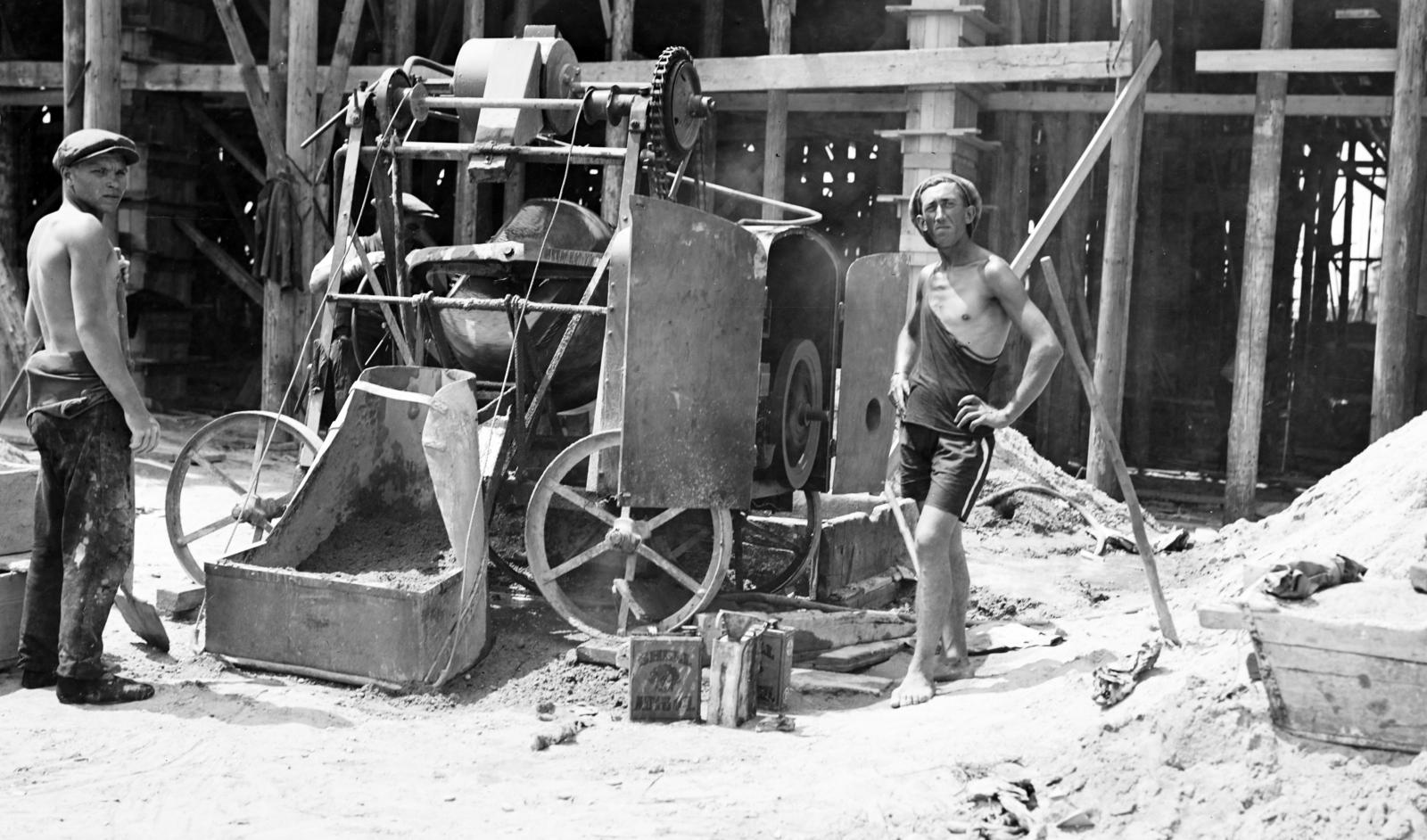 Hungary, Csepeli Szabadkikötő, Budapest XXI., Petróleum utca, építkezés a Shell telephelyén., 1928, Kieselbach Tamás, half-naked, construction, concrete-mixer, Budapest, Fortepan #286221