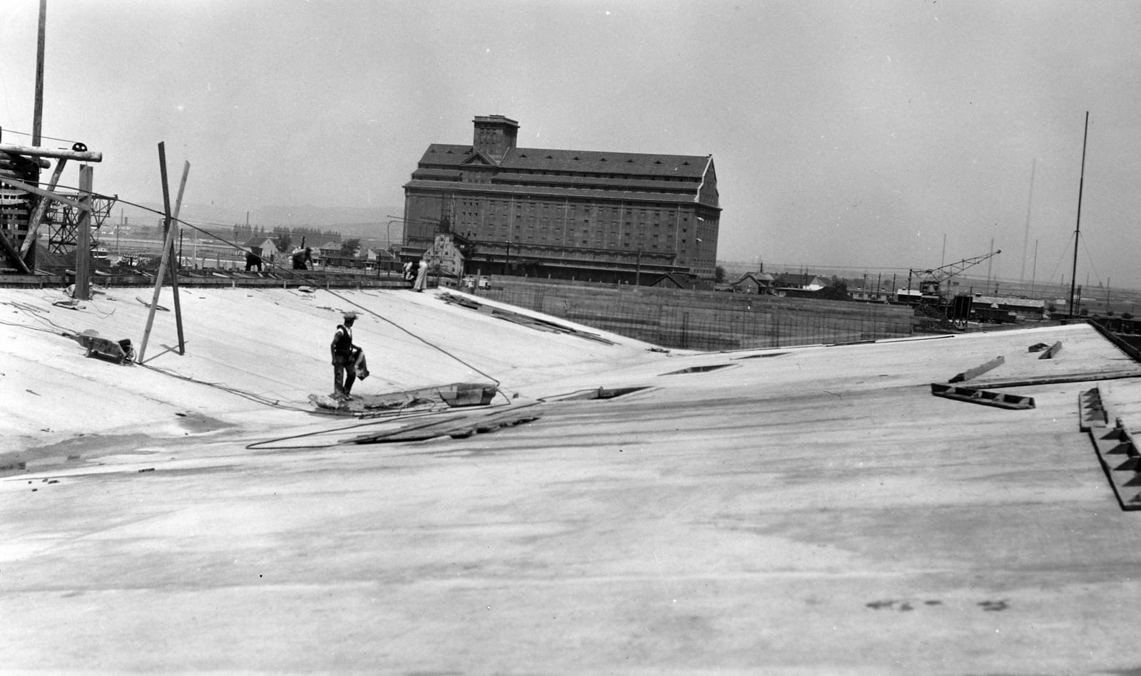 Hungary, Csepeli Szabadkikötő, Budapest XXI., Petróleum utca, építkezés a Shell telephelyén. Háttérben a Gabonatárház., 1928, Kieselbach Tamás, Budapest, wheelbarrow, Fortepan #286224