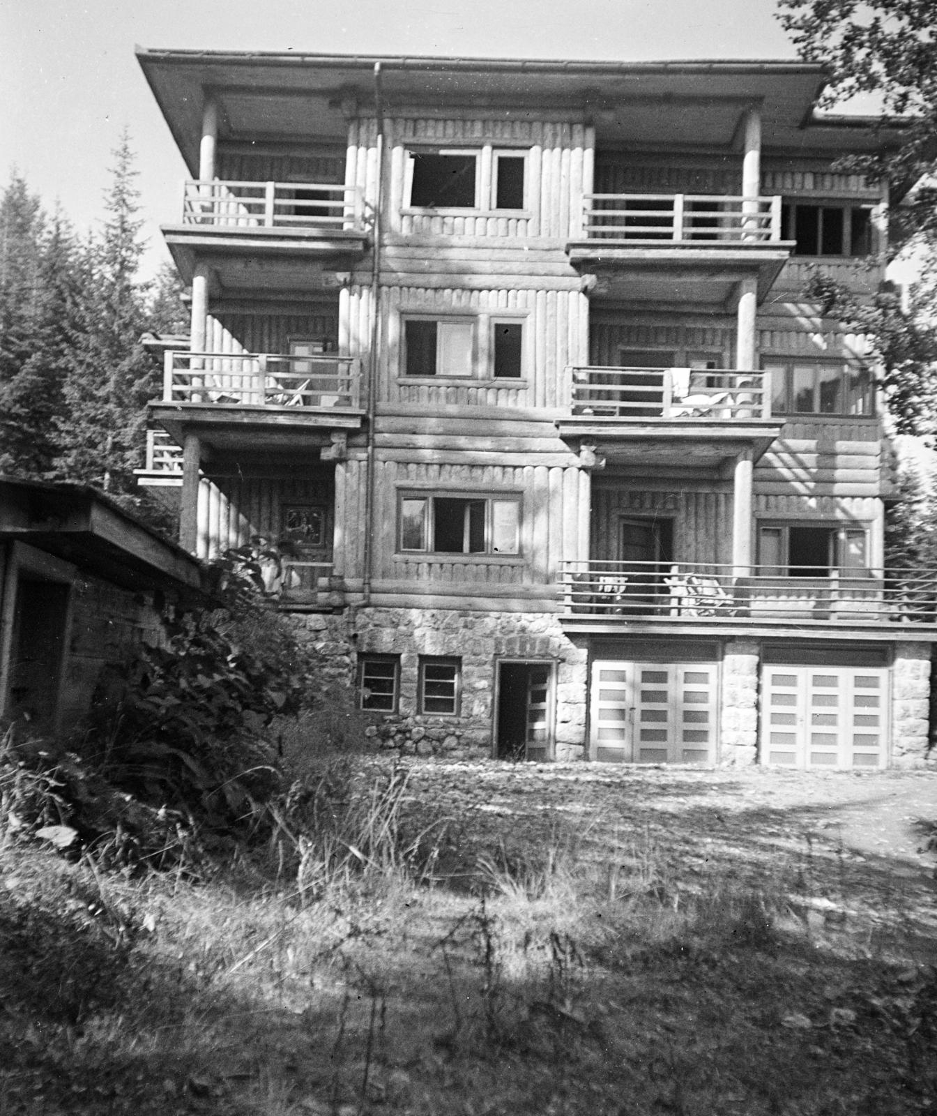 Romania,Transylvania, Lacul Rosu,Hasmas Mountains, szálloda a Gyilkos-tó szomszédságában., 1933, Kieselbach Tamás, balcony, Fortepan #286225