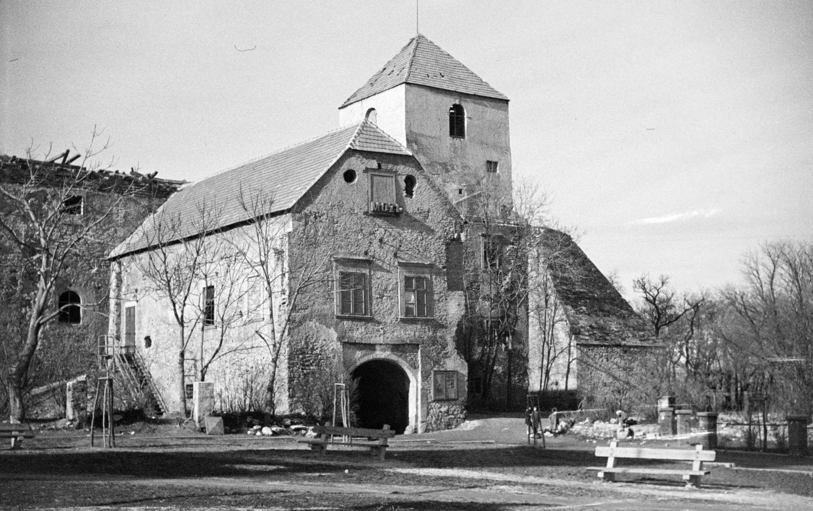 Hungary, Várpalota, Hunyadi Mátyás (Fő) tér, Thury-vár., 1950, Kieselbach Tamás, Fortepan #286240
