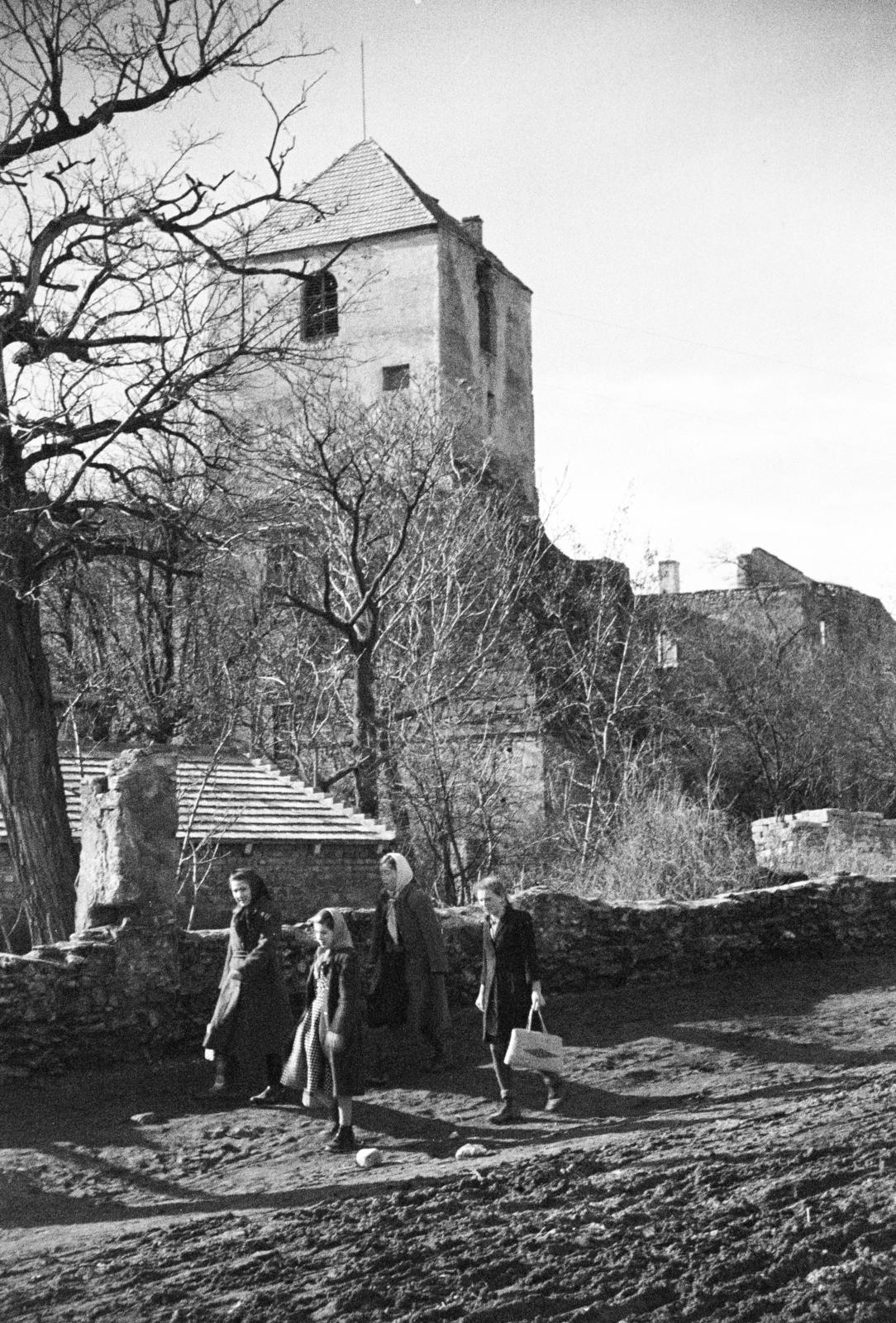 Hungary, Várpalota, Hunyadi Mátyás (Fő) tér, Thury-vár., 1950, Kieselbach Tamás, Fortepan #286241