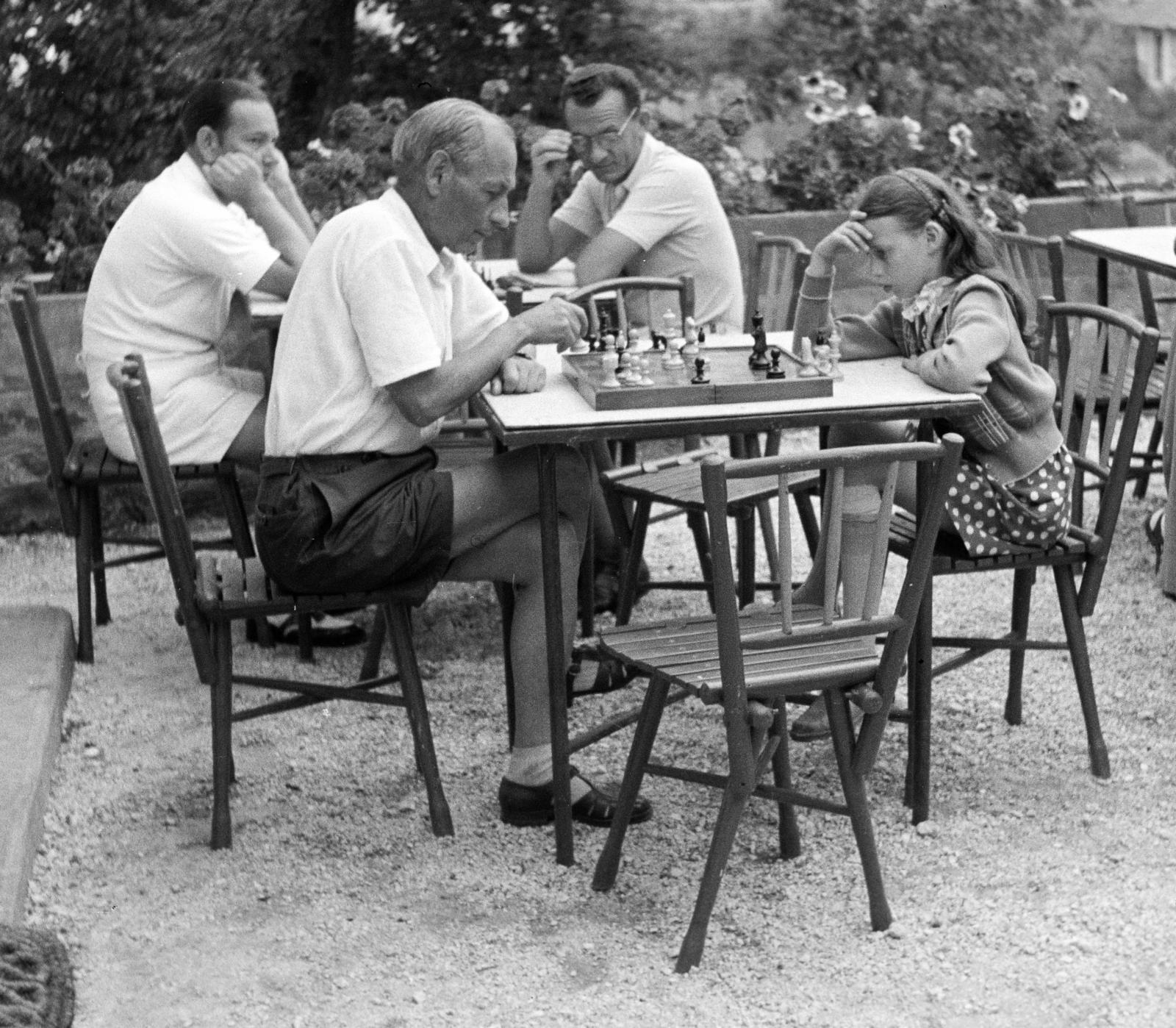 1950, Kieselbach Tamás, girl, chess, chess table, grandparent, Fortepan #286254