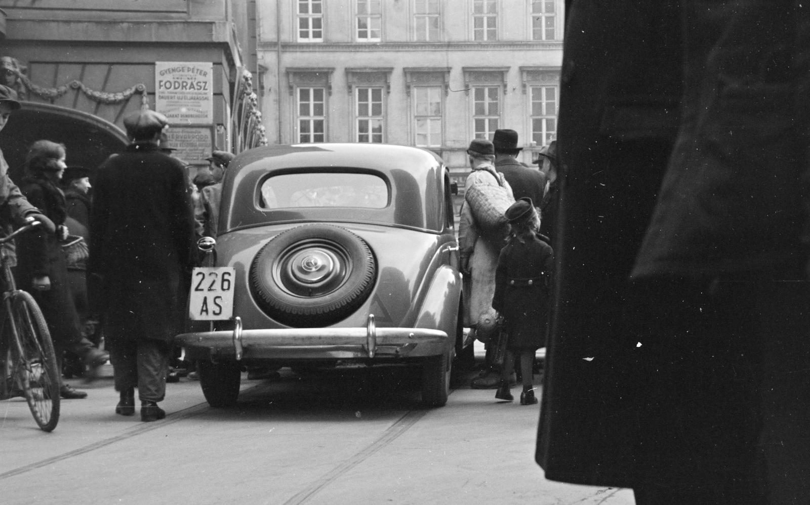 Hungary, Budapest VIII., Gutenberg (Sándor) tér, a felvétel a 2-es számú ház előtt készült., 1943, Kieselbach Tamás, bicycle, Budapest, Fortepan #286258