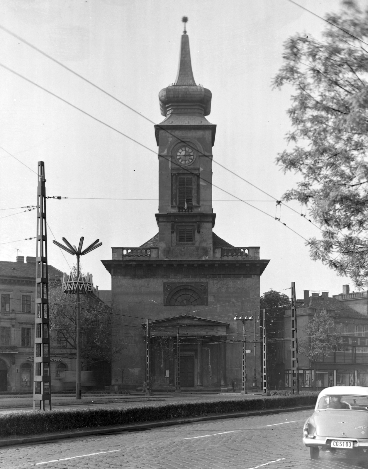 Magyarország, Budapest V.,Budapest IX., Kálvin tér, református templom., 1965, Építésügyi Dokumentációs és Információs Központ, VÁTI, német gyártmány, Wartburg-márka, automobil, Wartburg 311/312, rendszám, Budapest, Fortepan #28626