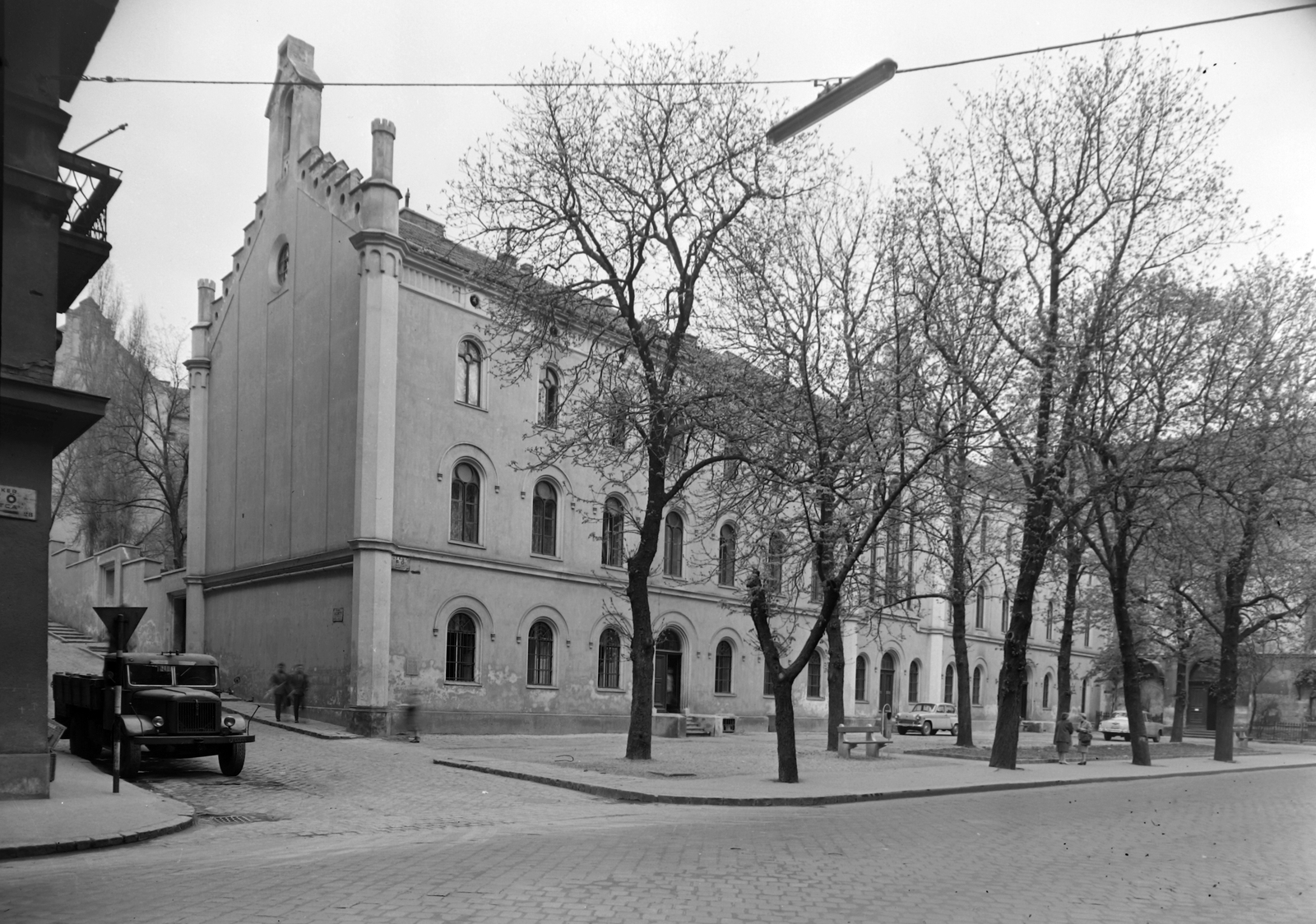Hungary, Budapest I., Fő utca 32., Kapucinus rendház, balra a Ponty utca torkolata., 1965, Építésügyi Dokumentációs és Információs Központ, VÁTI, Hungarian brand, commercial vehicle, street view, Csepel-brand, Budapest, Fortepan #28627
