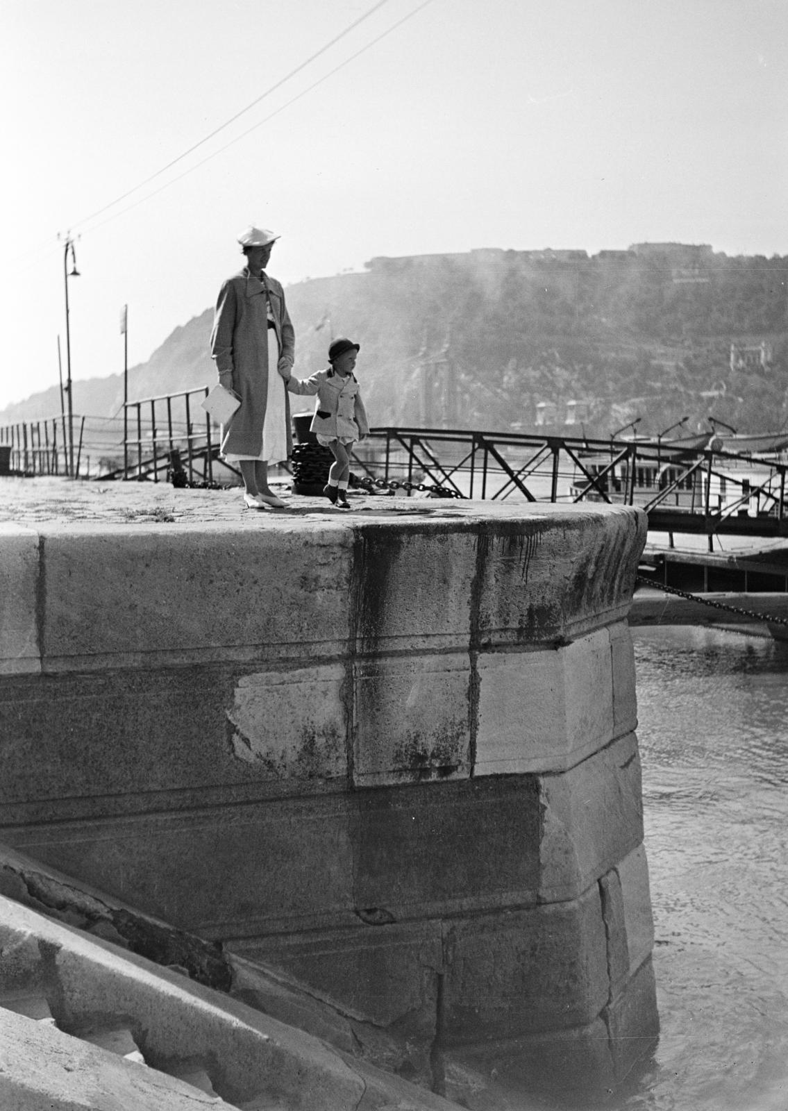 1933, Kieselbach Tamás, kézenfogva, rakpart, anya, kisfiú, Fortepan #286273