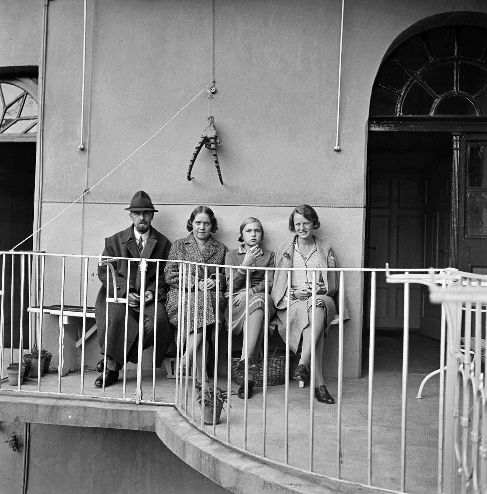 Szlovákia, Kassa, a Harang utca (ulica Zvonárska) 3. számú ház udvara, Kieselbach Géza festőművész és családja., 1933, Kieselbach Tamás, gang, koponya, dohányzás, Fortepan #286286