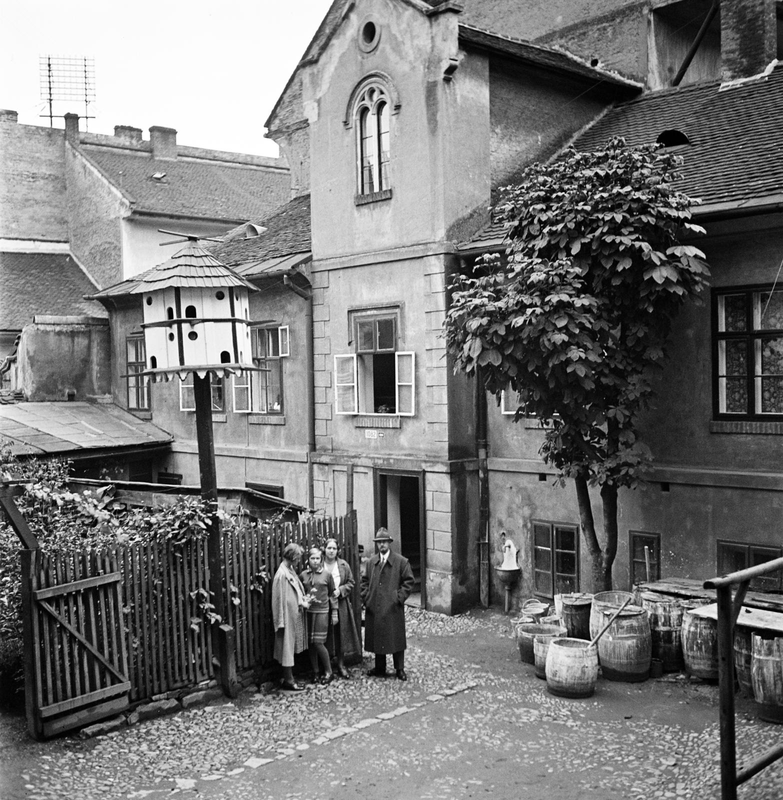 Szlovákia, Kassa, a Harang utca (ulica Zvonárska) 3. számú ház udvara, Kieselbach Géza festőművész és családja., 1933, Kieselbach Tamás, Fortepan #286287