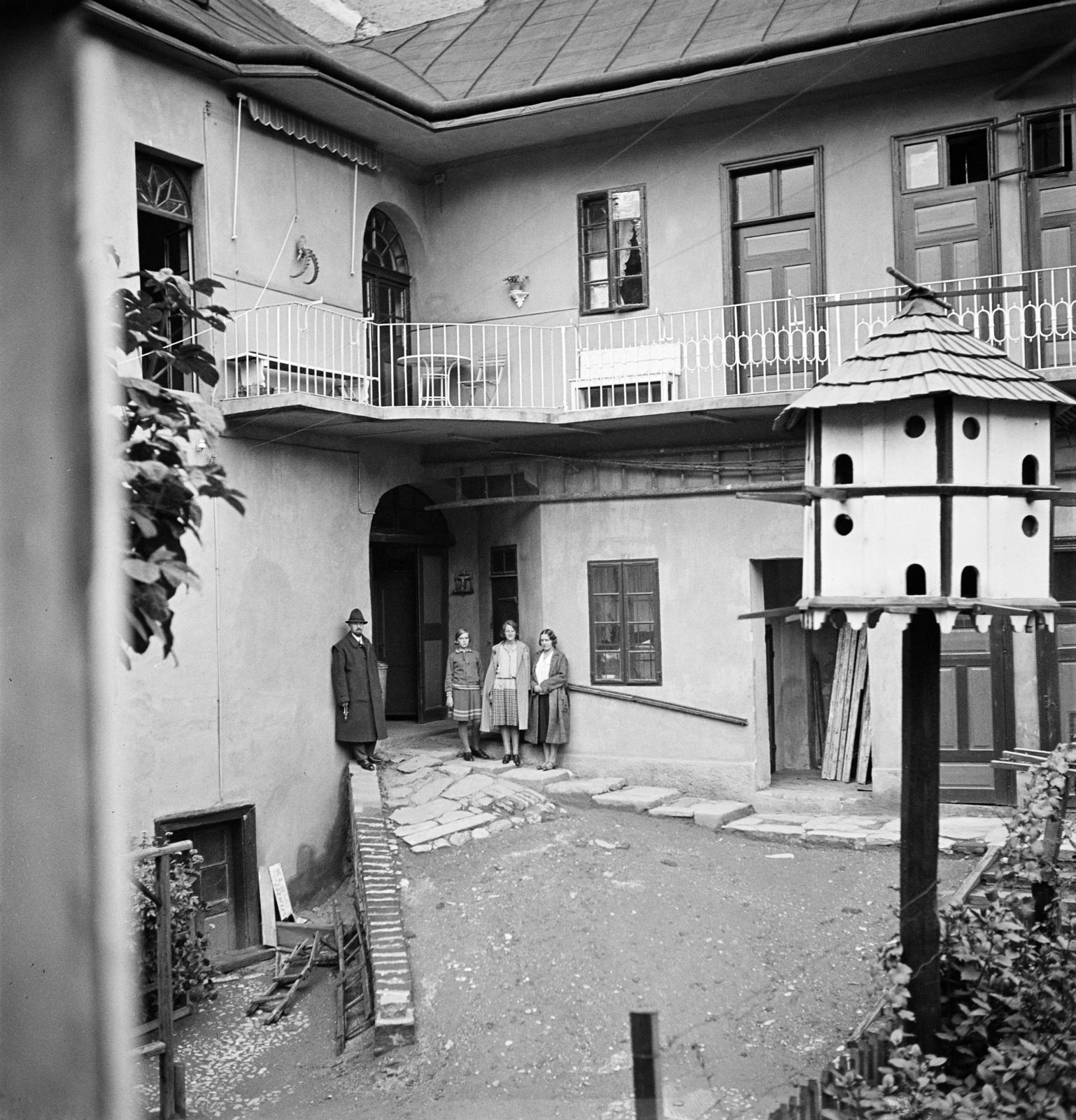Szlovákia, Kassa, a Harang utca (ulica Zvonárska) 3. számú ház udvara, Kieselbach Géza festőművész és családja., 1933, Kieselbach Tamás, Fortepan #286289