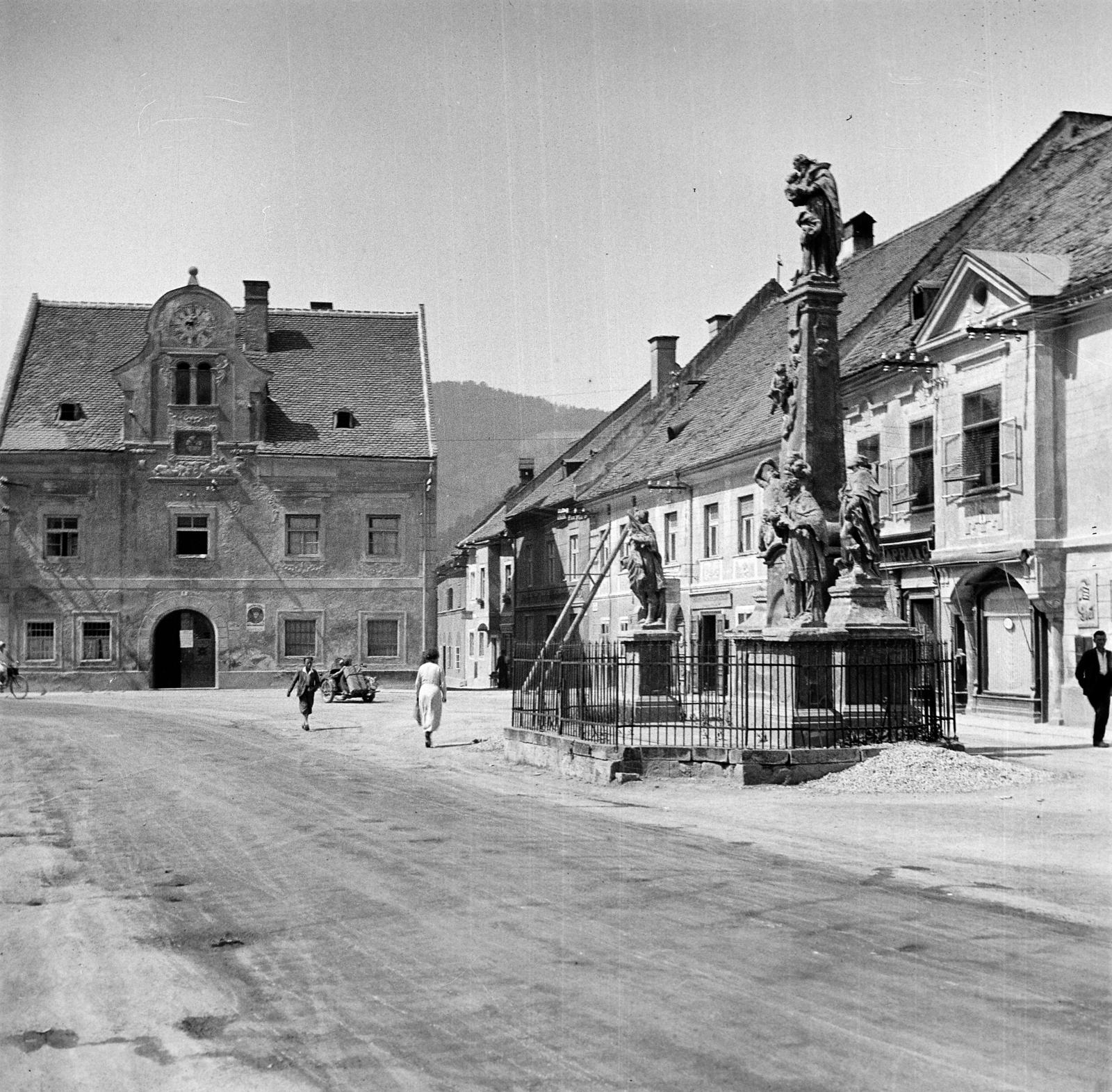 Austria, Hauptplatz, szemben a Rathaus (Városháza), jobbra a Pestis oszlop (Johann Matthias Leitner, 1738.)., 1933, Kieselbach Tamás, Fortepan #286294