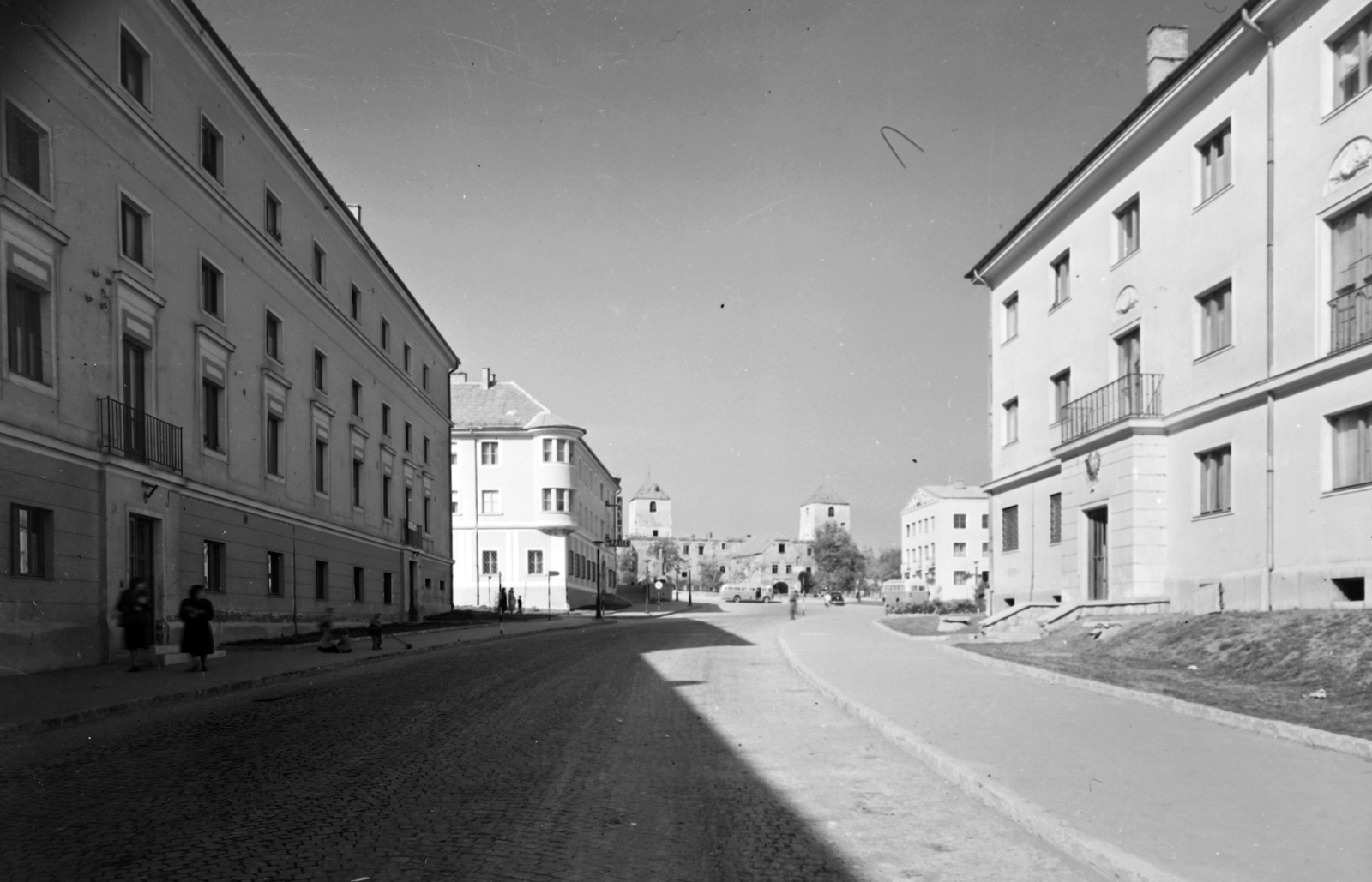 Magyarország, Várpalota, Kossuth utca, háttérben a Thury-vár., 1955, Építésügyi Dokumentációs és Információs Központ, VÁTI, utcakép, szocreál, vár, Fortepan #28630