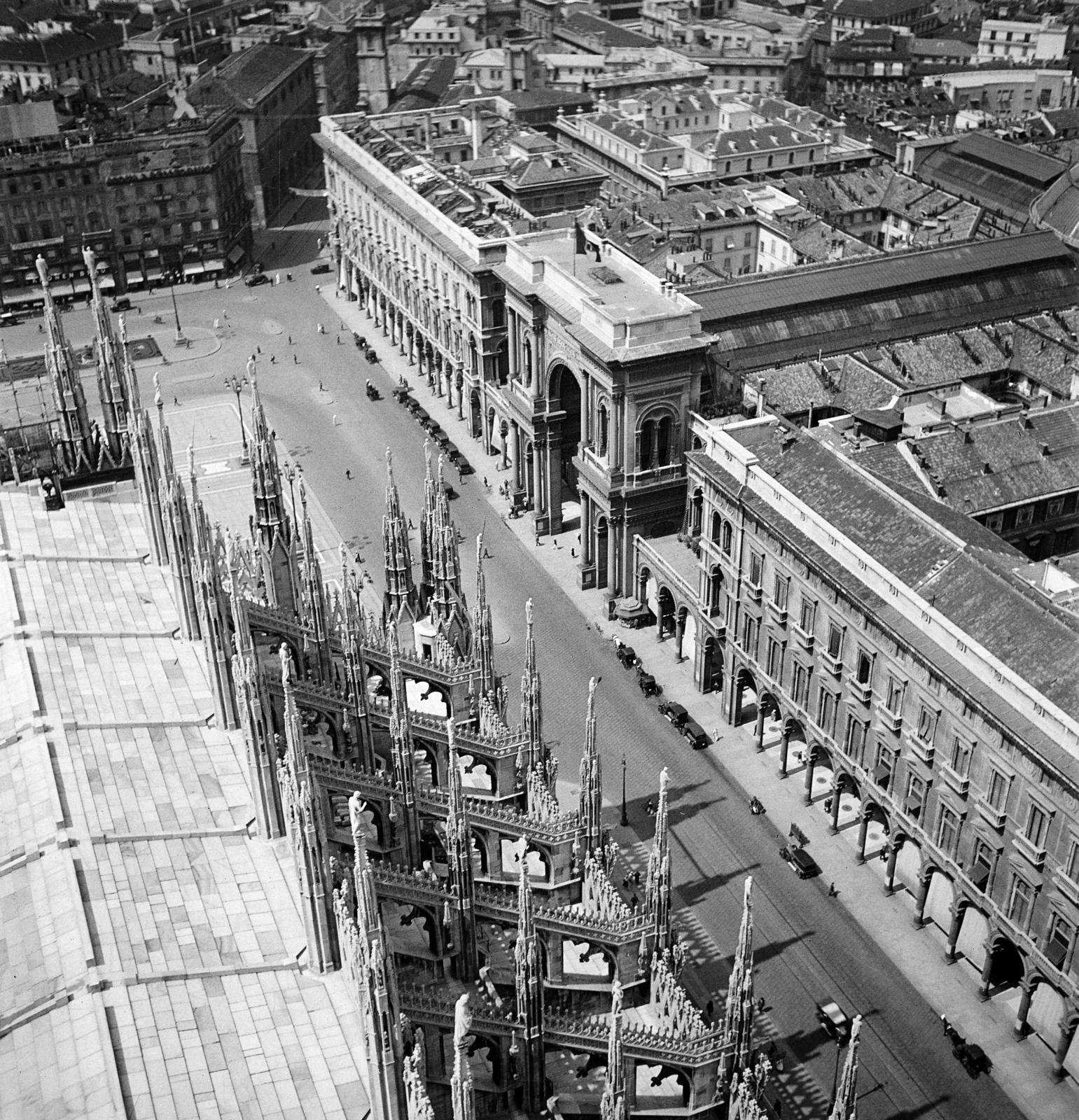 Olaszország, Milánó, Dóm tér (Piazza del Duomo), Galleria Vittorio Emanuele II. A felvétel a Dóm tornyából készült., 1933, Kieselbach Tamás, Fortepan #286309
