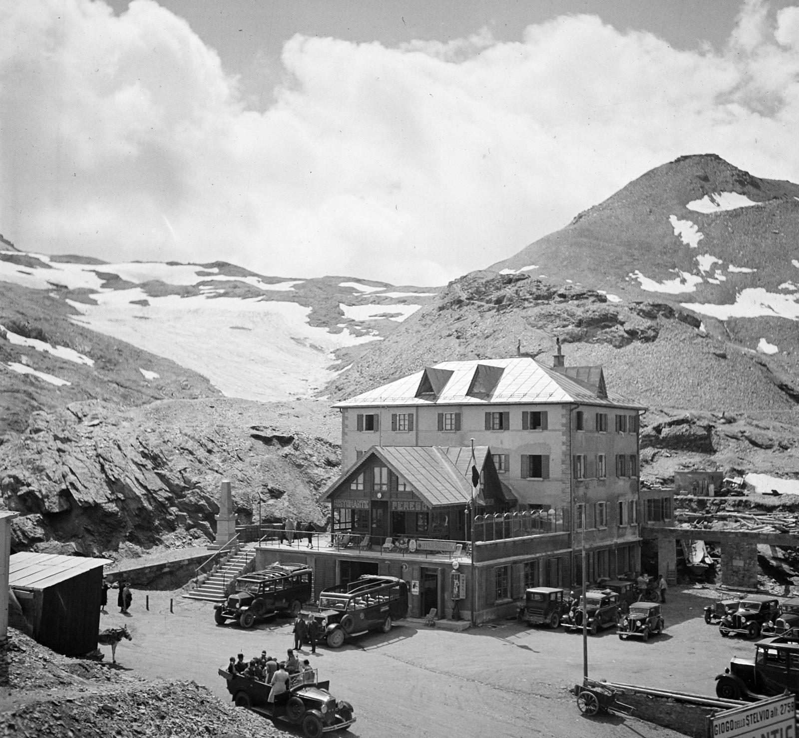 Italy, Stelvio-hágó. Hotel Perego., 1933, Kieselbach Tamás, monument, hotel, car park, hillside, bus, Fortepan #286318