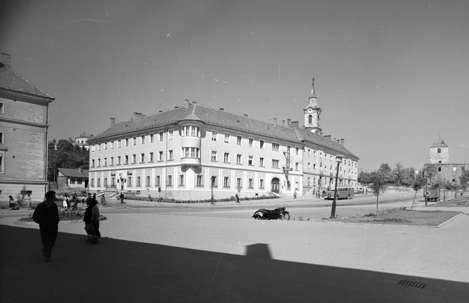 Hungary, Várpalota, Szabadság tér, a saroképület a Palota Szálló, háttérben a Thury-vár., 1958, Építésügyi Dokumentációs és Információs Központ, VÁTI, Hungarian brand, street view, hotel, Ikarus-brand, motorcycle with sidecar, castle, Fortepan #28632