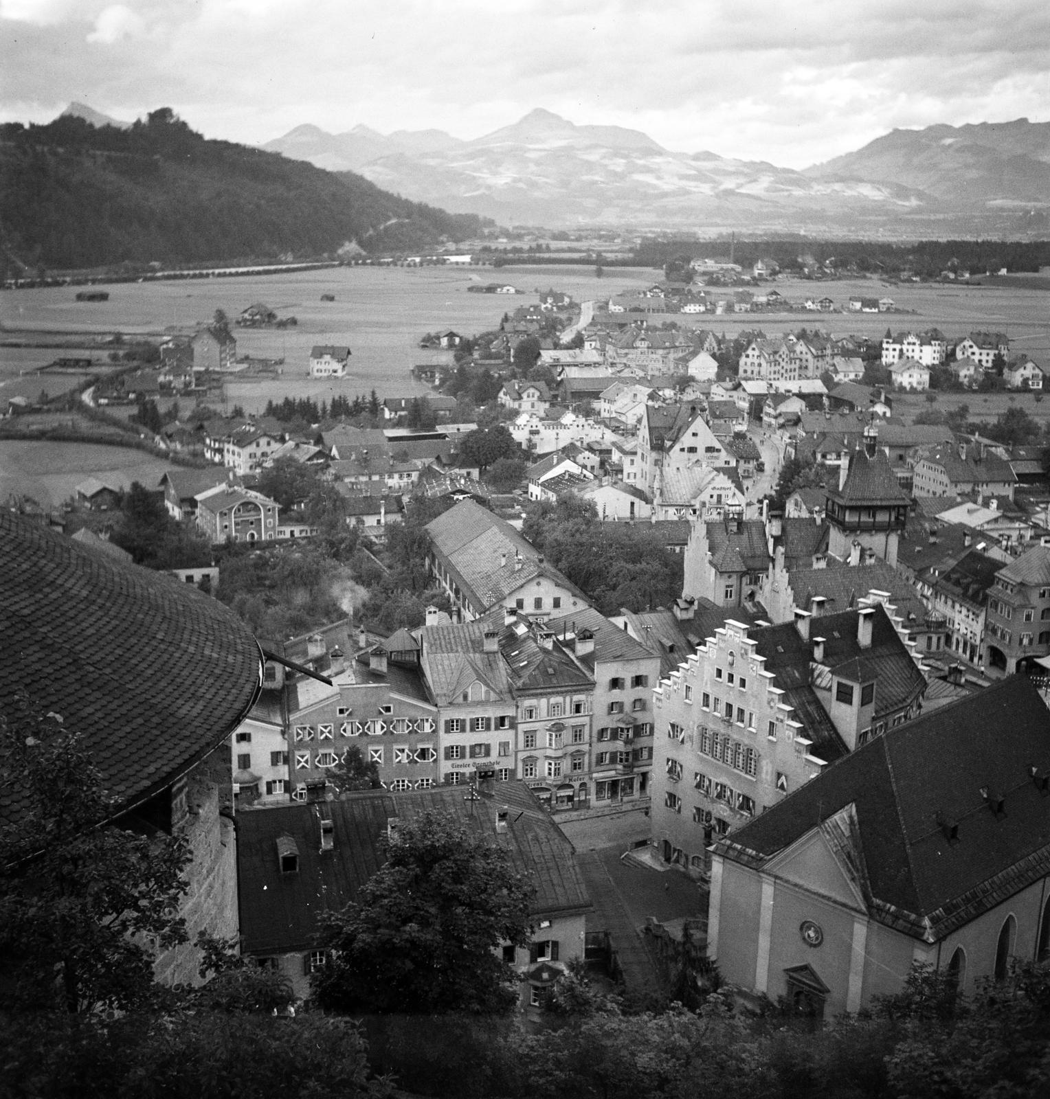 Ausztria, Kufstein, kilátás a várból az óvárosra. A jobbra lent a Szent Vitus-templom., 1933, Kieselbach Tamás, látkép, völgy, Fortepan #286324