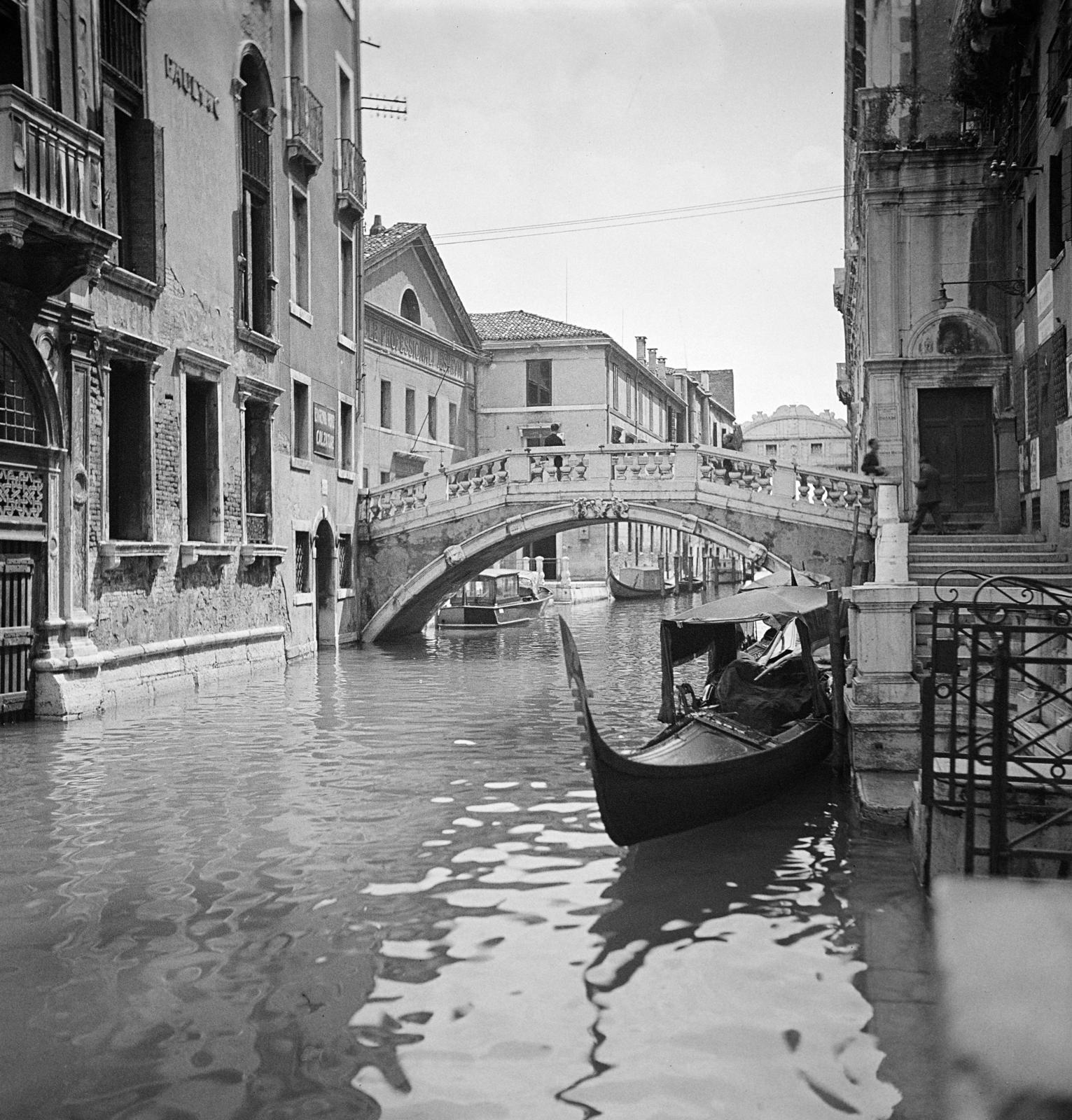 Italy, Venice, Rio di Palazzo, szemben a Ponte de la Canonica, a háttérben felette, jobbra a Sóhajok hídja (Ponte dei Sospiri) látható., 1934, Kieselbach Tamás, Fortepan #286326