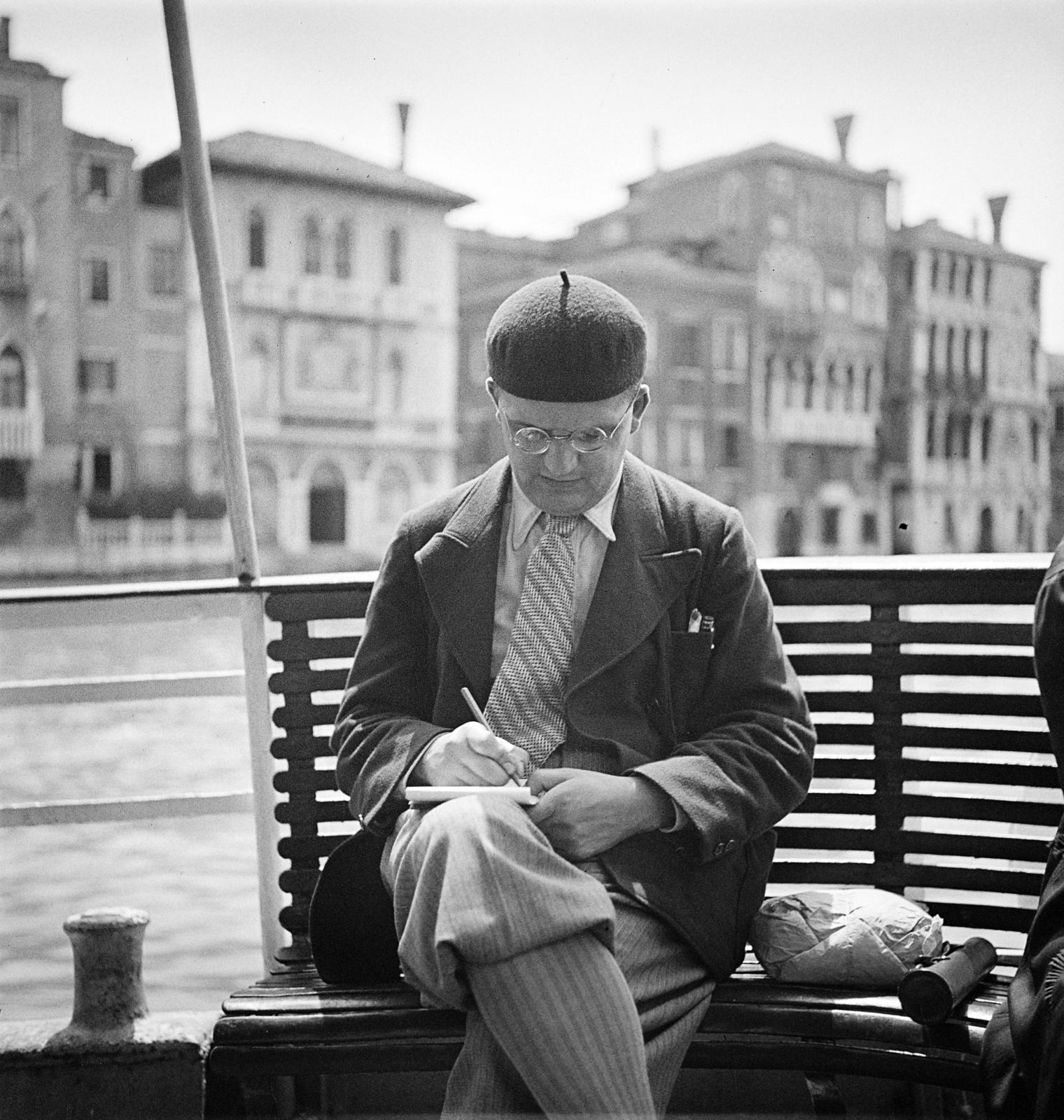 Olaszország, Velence, Canal Grande, a felvétel egy hajó fedélzetén készült. Háttérben balra a Palazzo Salviati, jobbra a Palazzo barbaro Wolkoff és a Palazzo Dario., 1934, Kieselbach Tamás, Best of, épület, nyakkendő, férfi, pad, kabát, micisapka, bricsesz, írás, hajó, Fortepan #286327