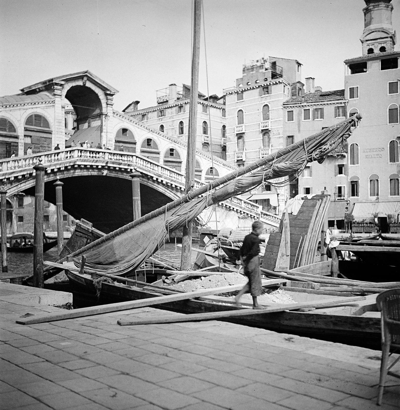 Italy, Venice, Riva del Vin a Cal Grande partján, szemben a Rialtó híd. A túlparton a San Bartolomeo-templom tornya látható., 1934, Kieselbach Tamás, Fortepan #286328