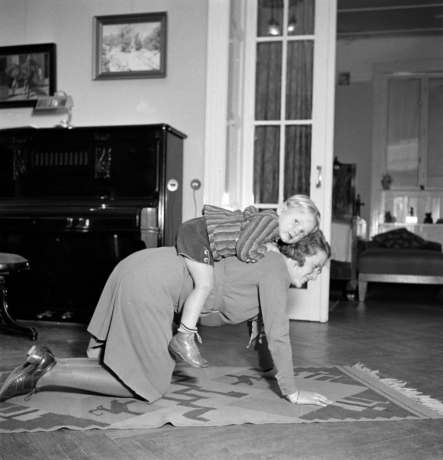 1934, Kieselbach Tamás, Best of, woman, kid, interior, carpet, living room, Fortepan #286333