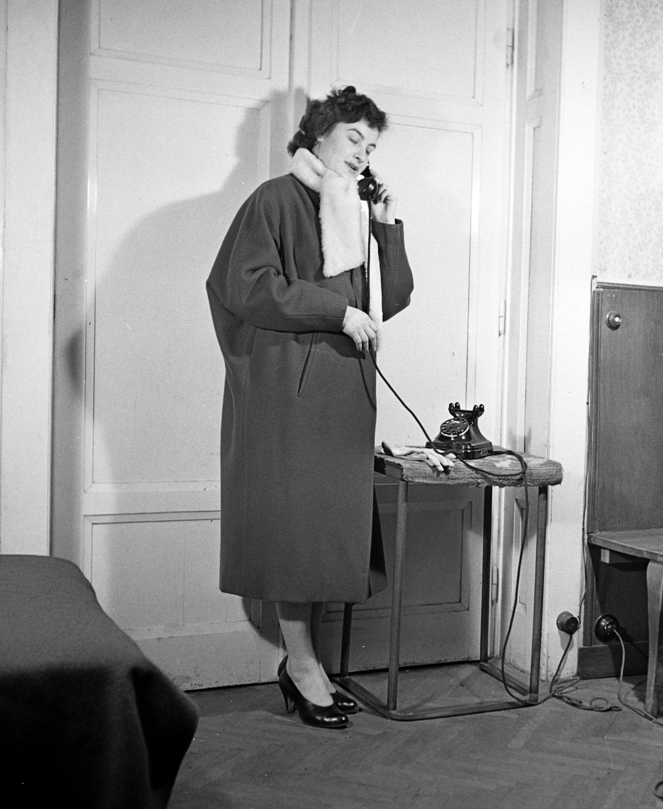 1956, Kieselbach Tamás, kabát, hölgy, árnyék, telefon, sál, Fortepan #286353