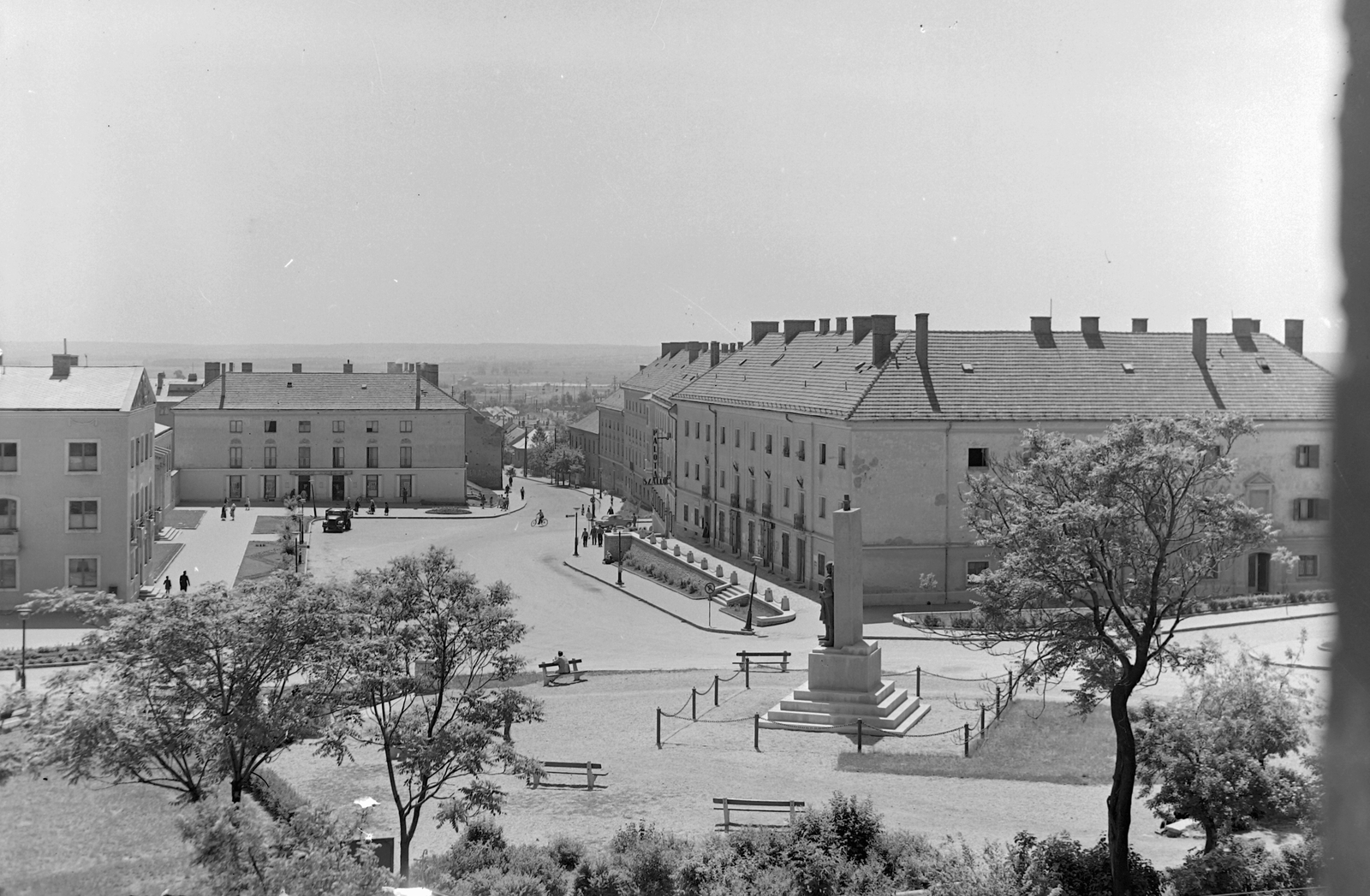 Magyarország, Várpalota, Hunyadi Mátyás (Fő) tér és a Szabadság tér a Thury-várból fényképezve., 1958, Építésügyi Dokumentációs és Információs Központ, VÁTI, szobor, emlékmű, Fortepan #28636