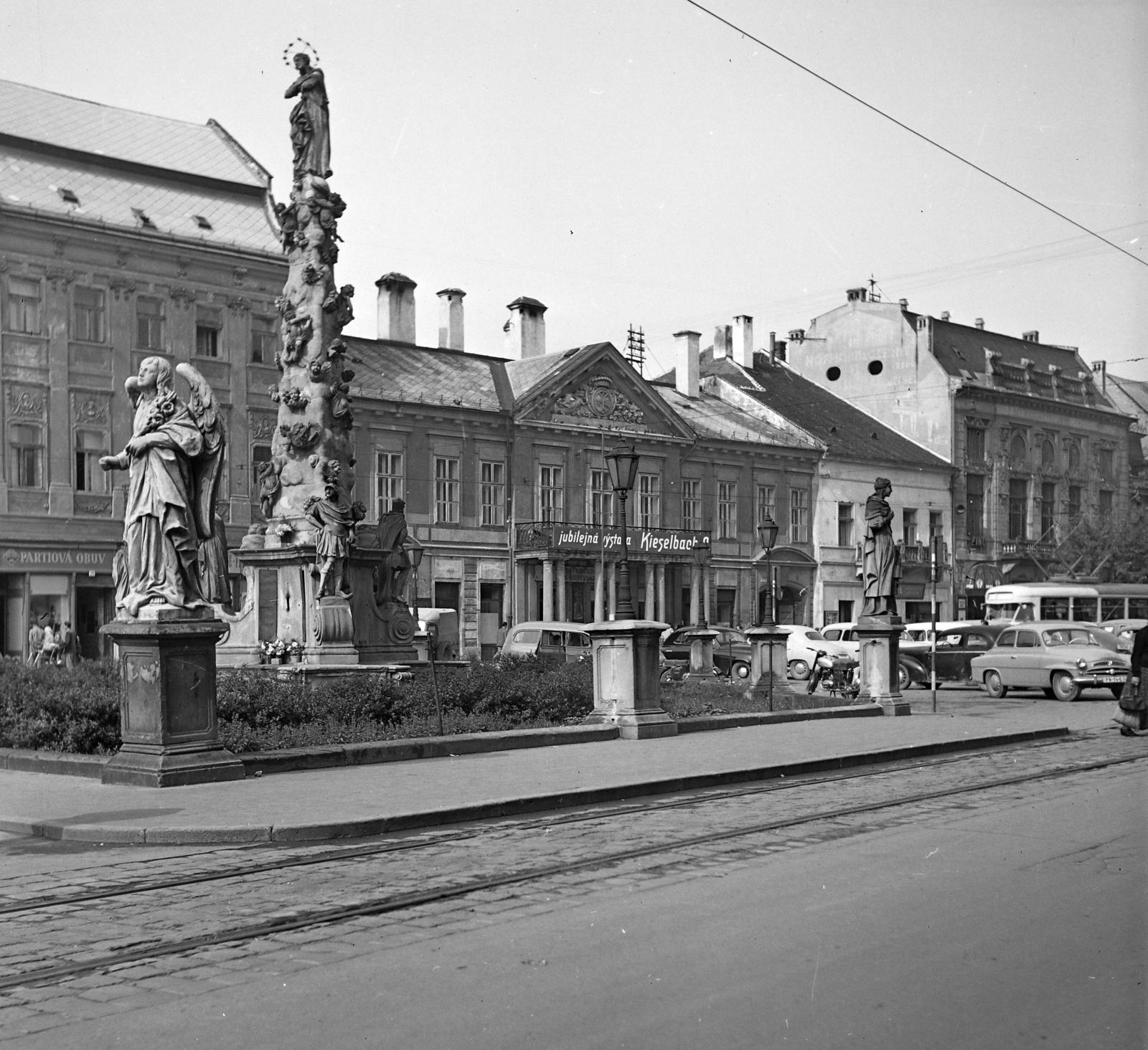 Slovakia, Košice, Fő tér (Hlavné namestie), előtérben balra az Immaculata-szoborcsoport (pestis-oszlop). Mögötte középen a Csáky-Dessewffy palota erkélyén a molinó Kieselbach Géza festőművész kiállítását hirdeti., 1958, Kieselbach Tamás, Fortepan #286365