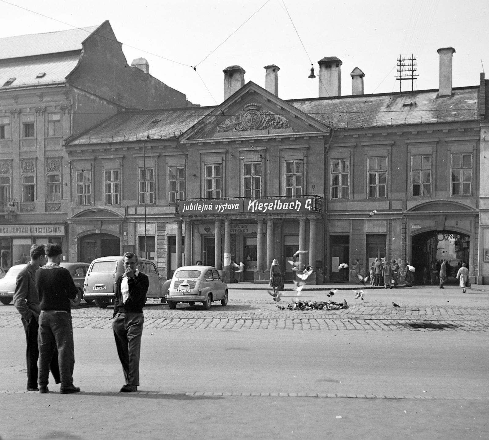 Slovakia, Košice, Fő utca (ulica Hlavná) 72., Csáky-Dessewffy palota. Az erkélyen a molinó Kieselbach Géza festőművész kiállítását hírdeti., 1958, Kieselbach Tamás, Fortepan #286367