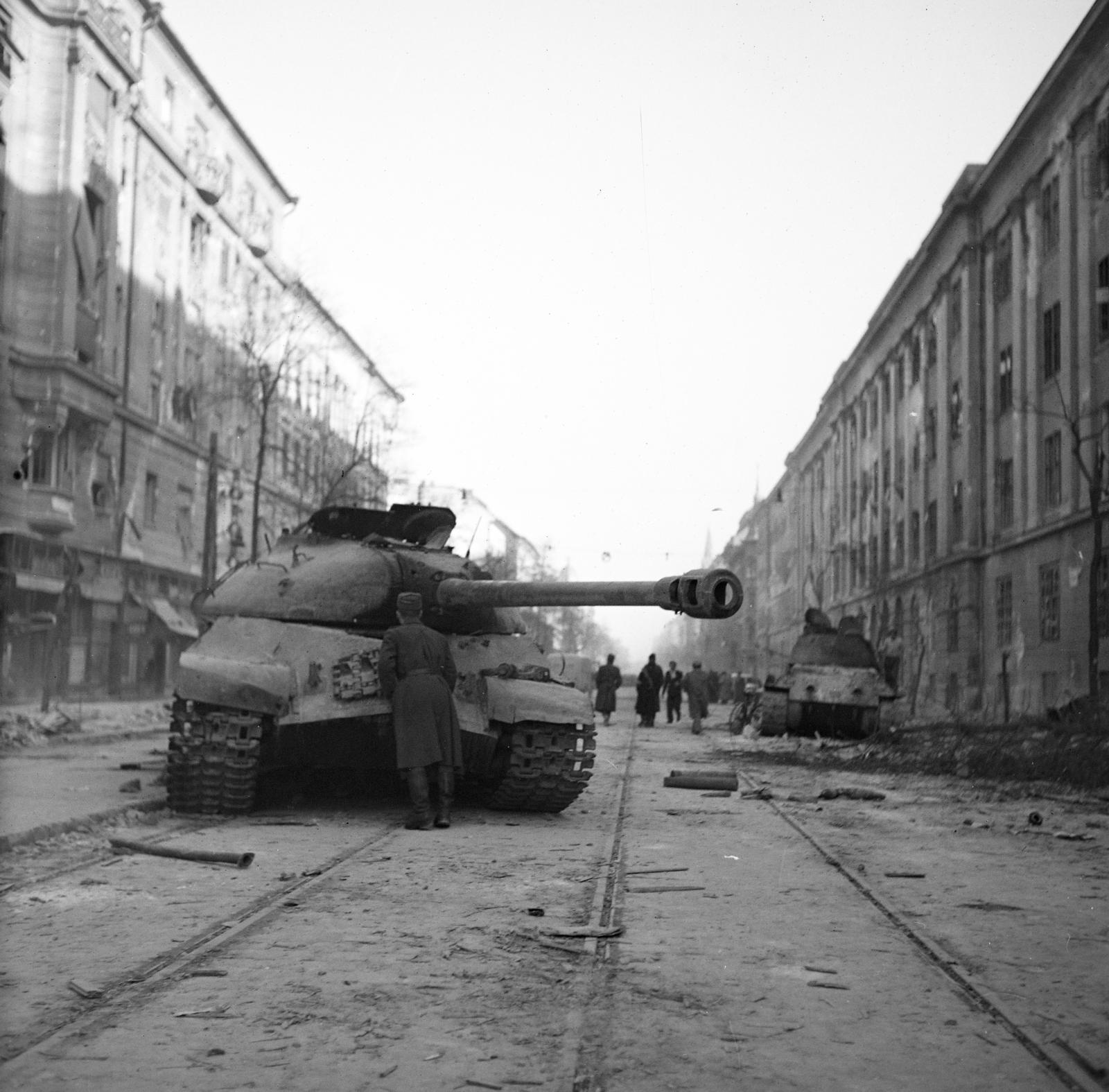 Magyarország, Budapest VIII.,Budapest IX., Üllői út, kilőtt ISZ-3 és T-34/85 harckocsik a Kilián laktanya előtt., 1956, Kieselbach Tamás, ISZ-3 harckocsi, járműroncs, harckocsi, T-34 tank, Budapest, Fortepan #286369