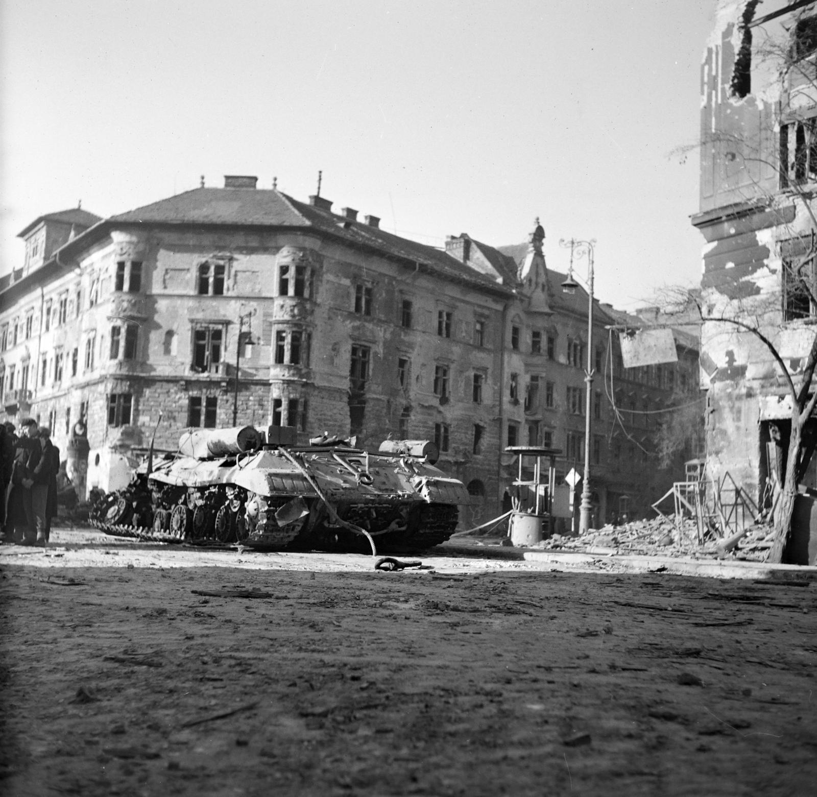 Hungary, Budapest VIII., ISZ-3 harckocsi roncsa az Üllői út 40. számú ház előtt. Szemben jobbra a József körút házsora., 1956, Kieselbach Tamás, Budapest, wreck, Fortepan #286371