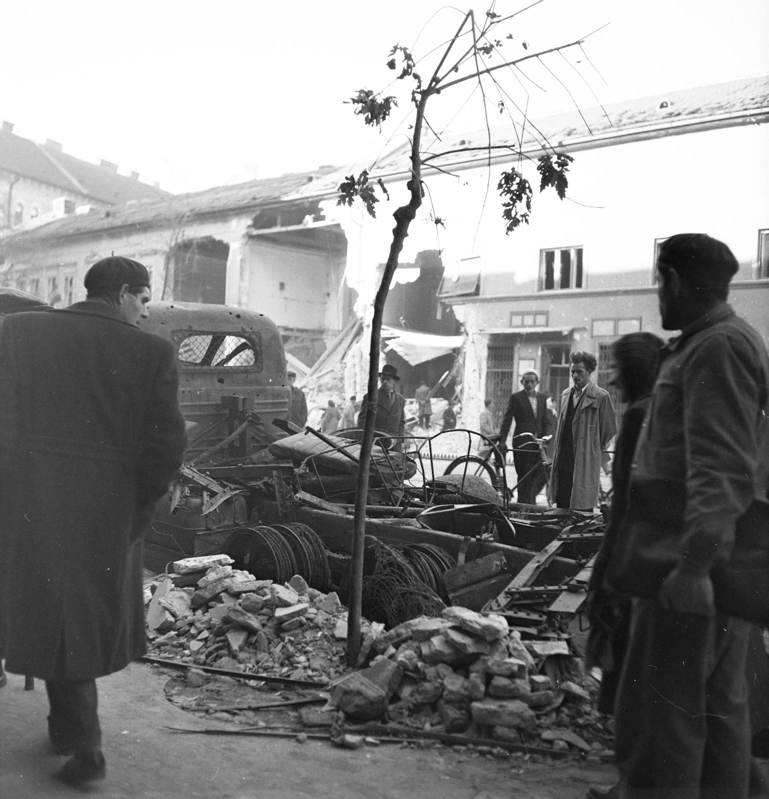 Magyarország, Budapest VIII.,Budapest IX., Üllői út, a kiégett tehergépkocsi mögött az út túloldalán az 56. számú romos épület., 1956, Kieselbach Tamás, Budapest, Fortepan #286376