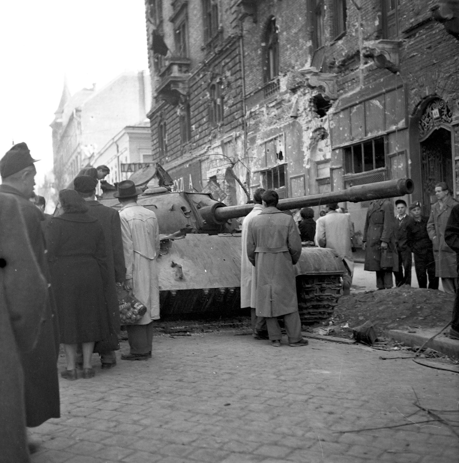 Magyarország, Budapest IX., Üllői út, kilőtt szovjet T-54-es harckocsi a 61-es számú ház előtt a Berzenczey utca közelében., 1956, Kieselbach Tamás, Budapest, Fortepan #286377