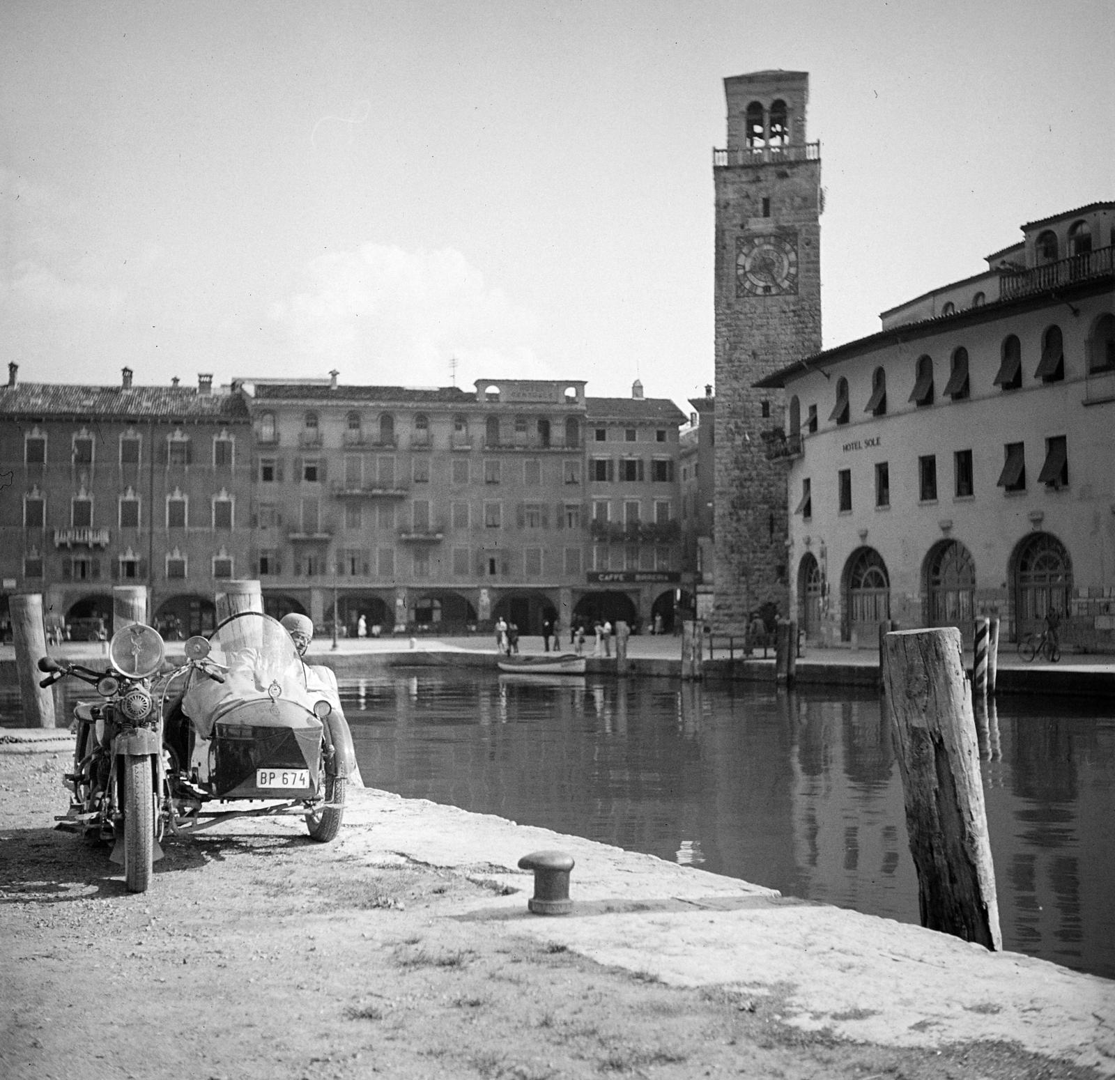 Italy, Riva del Garda, Piazza Catena, szemben középen az Apponale-torony (Torre Apponale)., 1934, Kieselbach Tamás, Fortepan #286396