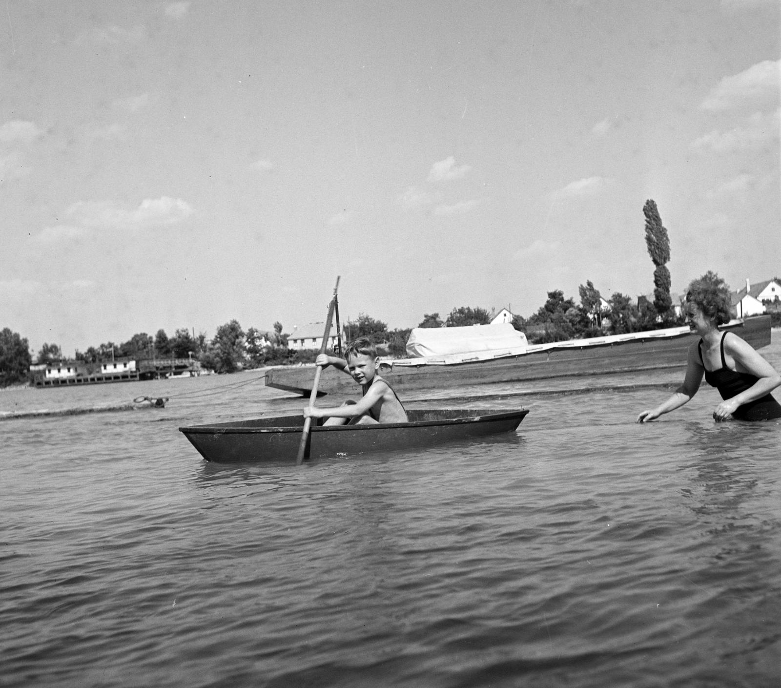 1939, Kieselbach Tamás, Best of, paddling, mother, kid, learning, wood, water, paddle, boat, Fortepan #286409