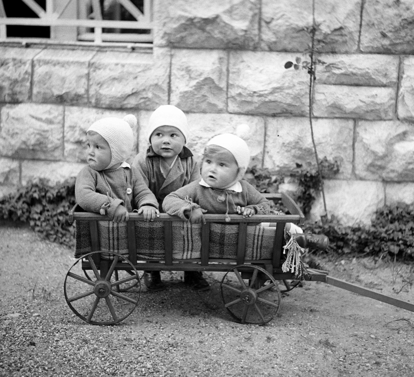 1934, Kieselbach Tamás, Best of, kids, window bars, freestone, cart, Fortepan #286426