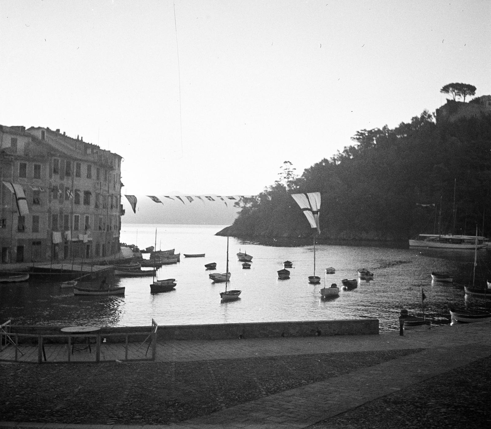 Olaszország, Portofino, Piazza Martiri dell'Olivetta, jobbra a hegyen a Castello Brown., 1934, Kieselbach Tamás, Fortepan #286428