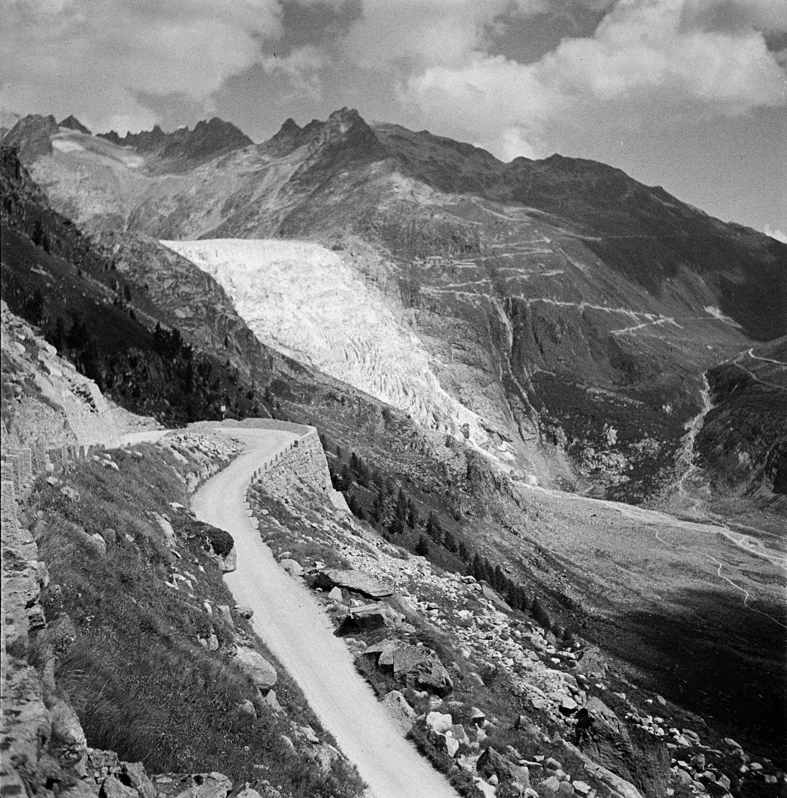 Svájc, a felvétel a Grimsel-hágón készült, előtérben a Grimselstrasse. Szemben a Rhone-gleccser és a Furka-hágó., 1934, Kieselbach Tamás, Fortepan #286434