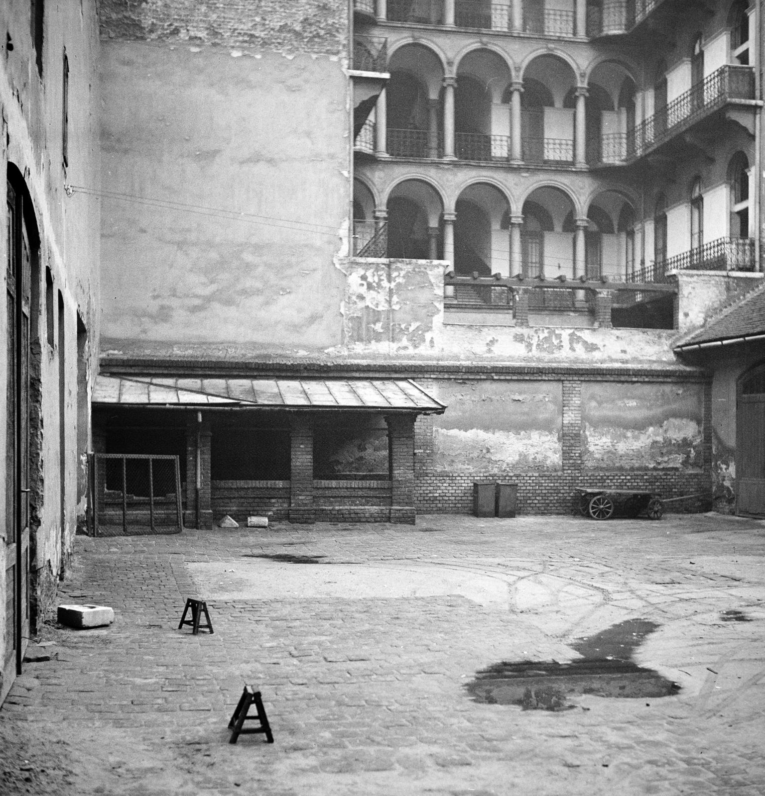 1934, Kieselbach Tamás, courtyard balcony, inner courtyard, Fortepan #286435