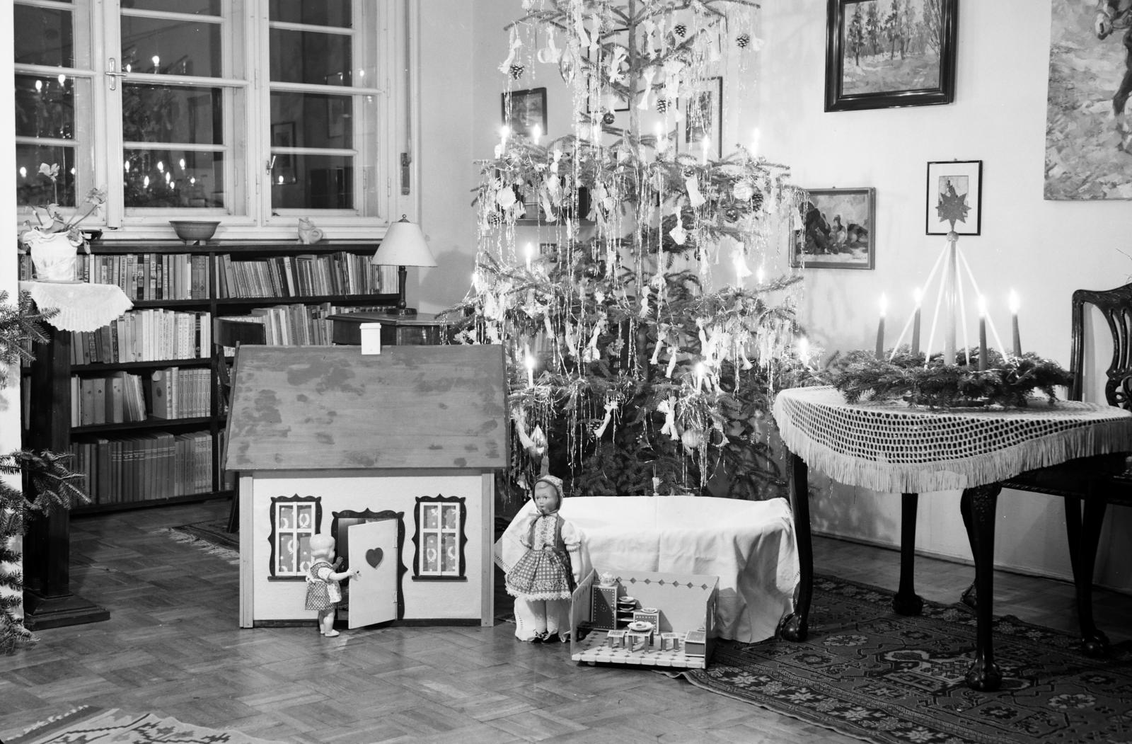 Magyarország, Budapest II., a felvétel a Riadó utca 2/a szám alatti villában karácsonykor készült., 1936, Kieselbach Tamás, karácsony, bababútor, adventi koszorú, karácsonyfa, játék baba, Budapest, Fortepan #286451