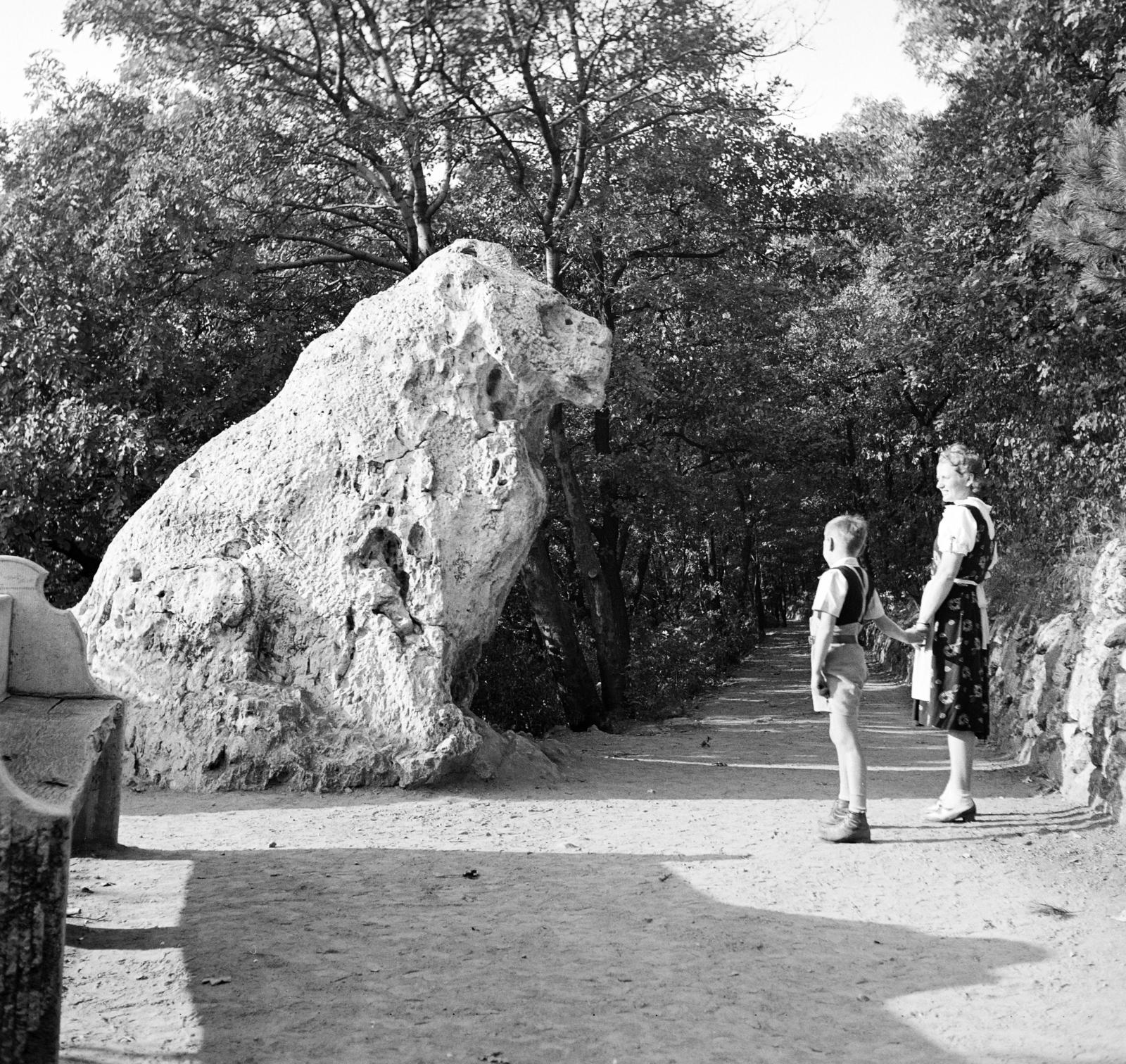 1936, Kieselbach Tamás, népviselet, szikla, Budapest, oroszlán, Fortepan #286453