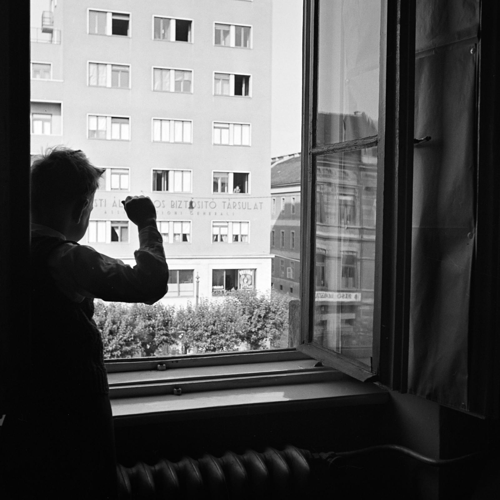 Szlovákia, Kassa, kilátás a Fő utca (ulica Hlavná) 1. számú házból, szemben a Fő utca (ulica Hlavná) 4. szám alatt a Triesti Általános Biztosító Társulat (Assicurazione Generali) iroda- és bérháza az ulica Pribinova sarkán., 1938, Kieselbach Tamás, ablakpárkányon ülni, sziluett, Fortepan #286454