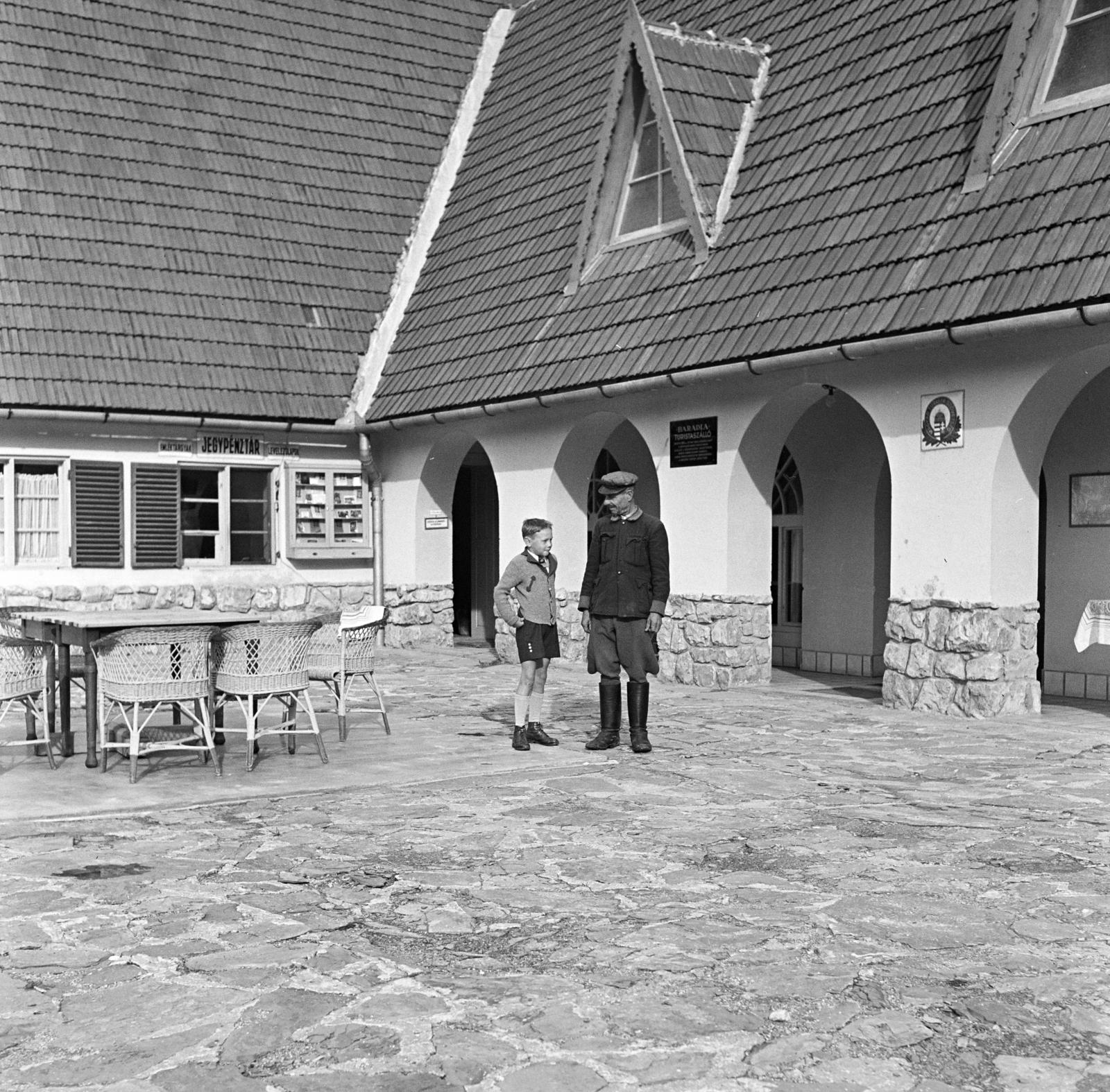 Hungary, Aggtelek, a felvétel a Baradla-barlang bejárata melletti Barlang-Szálló előtt készült., 1941, Kieselbach Tamás, Fortepan #286459